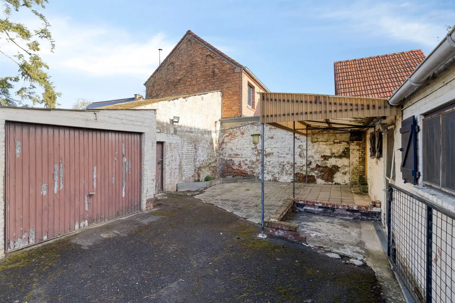 Te renoveren woning met veel potentieel foto 21