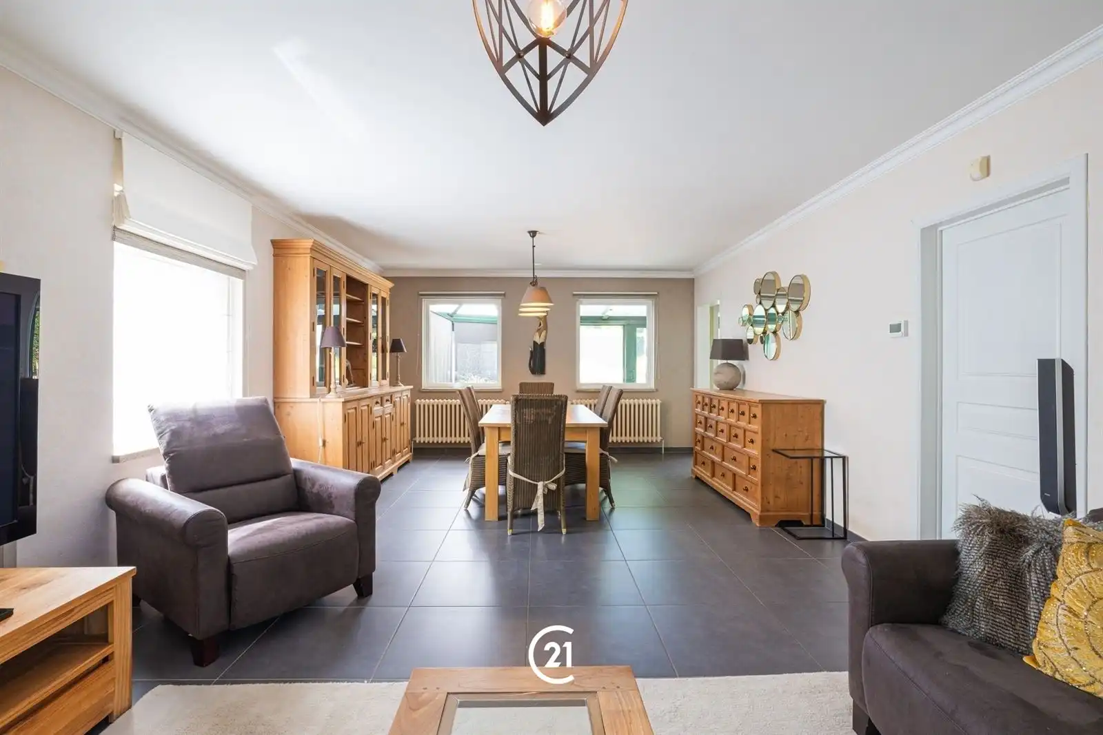 Gemeubelde en instapklare villa met tuin op toplocatie foto 9