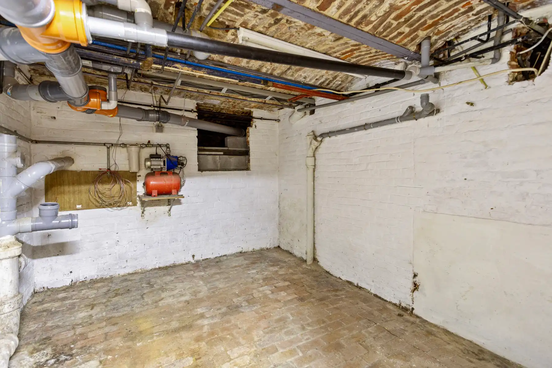 Gelijkvloerse praktijk + leefruimte en koer te centrum Halle foto 19