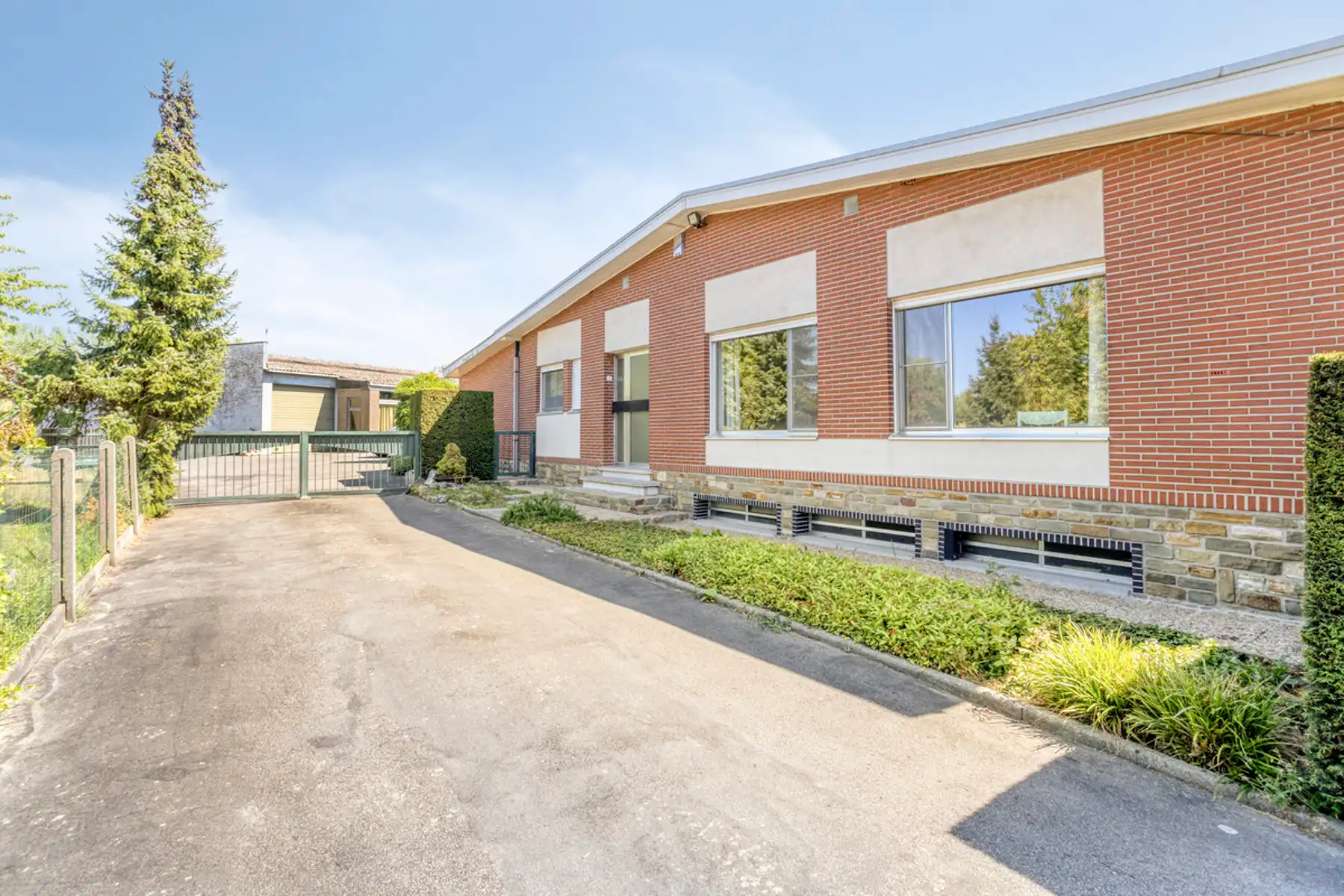 Bungalow (+/- 163 m²) + loods/werkplaats (>400 m²) + oprit foto 2