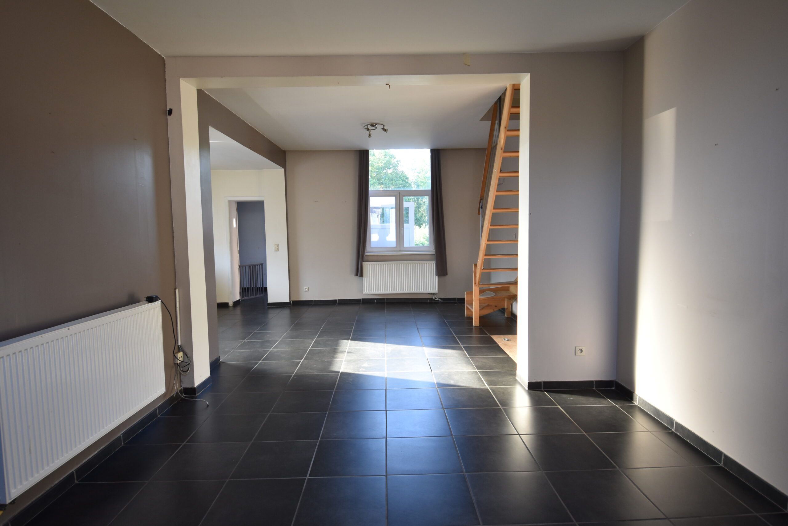 Gerenoveerde ruime woning met 3 slaapkamers foto 3