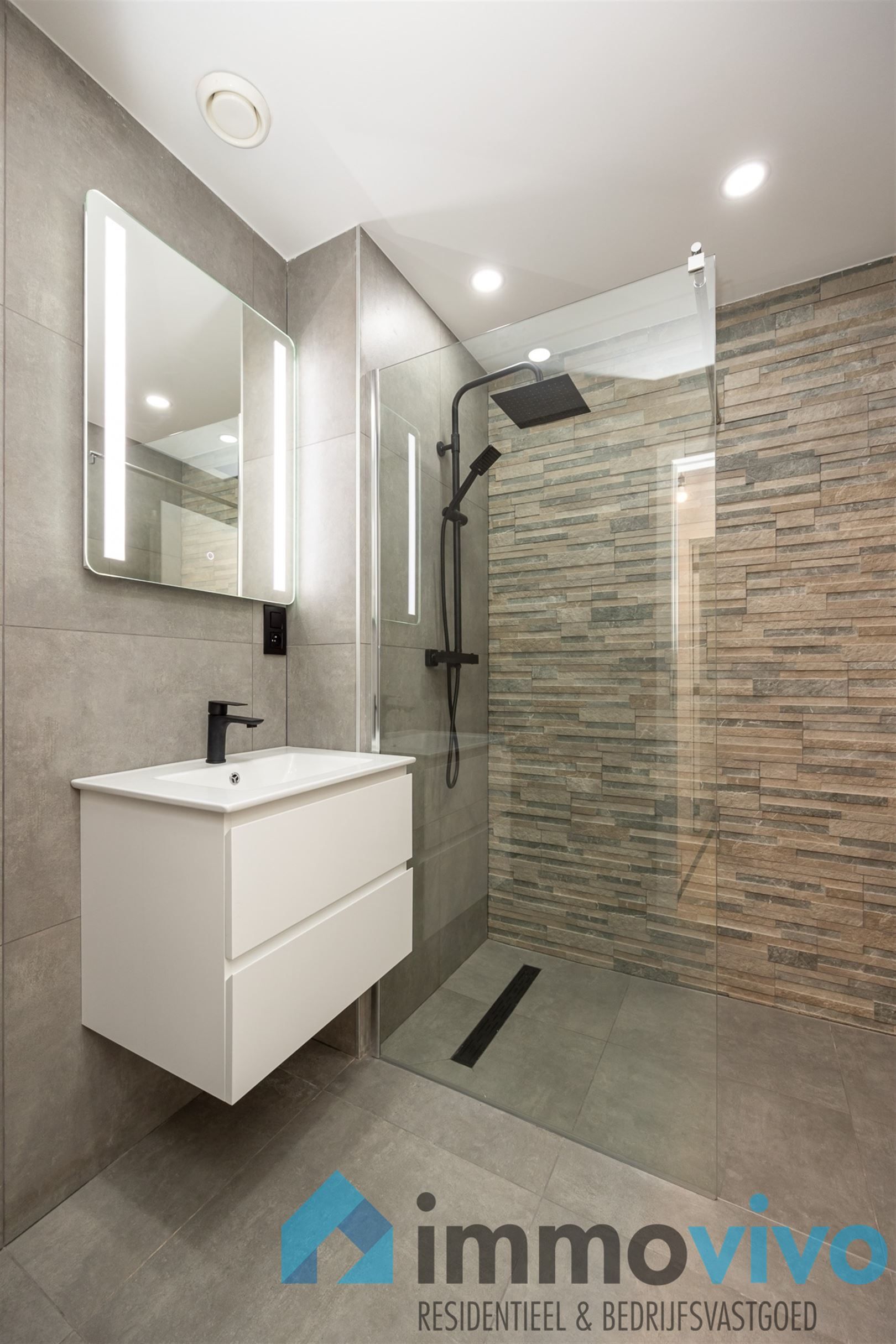 Luxueus gerenoveerd appartement met 2 slpk's en terras foto 8