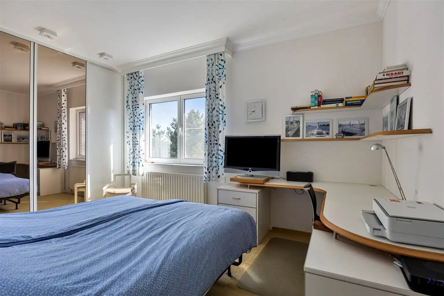 Prachtig, uitzonderlijk ruim appartement met 2 slaapkamers, 3 terrassen en een dubbele inpandige garagebox, gelegen nabij het centrum van Maaseik. foto 18