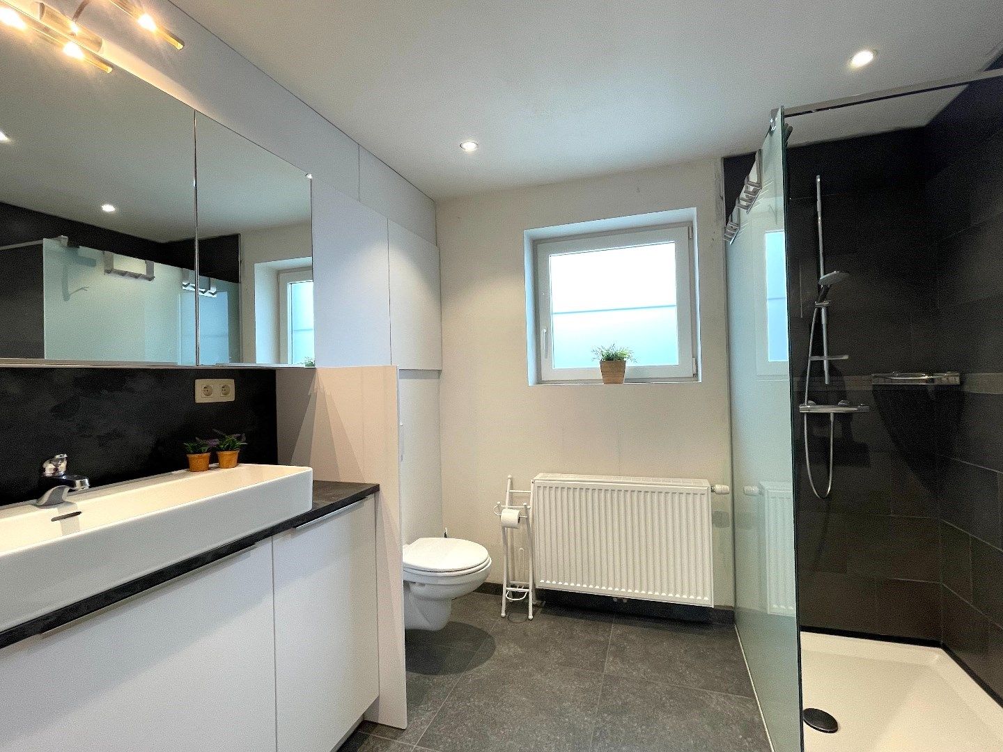 Recente woning met 3 slaapkamers, leuke tuin en staanplaats! foto 11