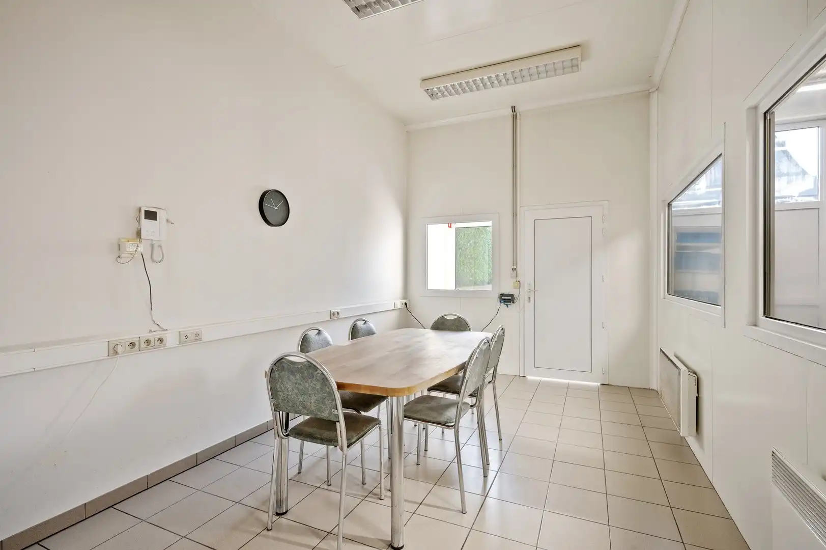 Unieke eigendom met vrijstaande woning met kantoor, loods en een grote dubbele garage foto 23