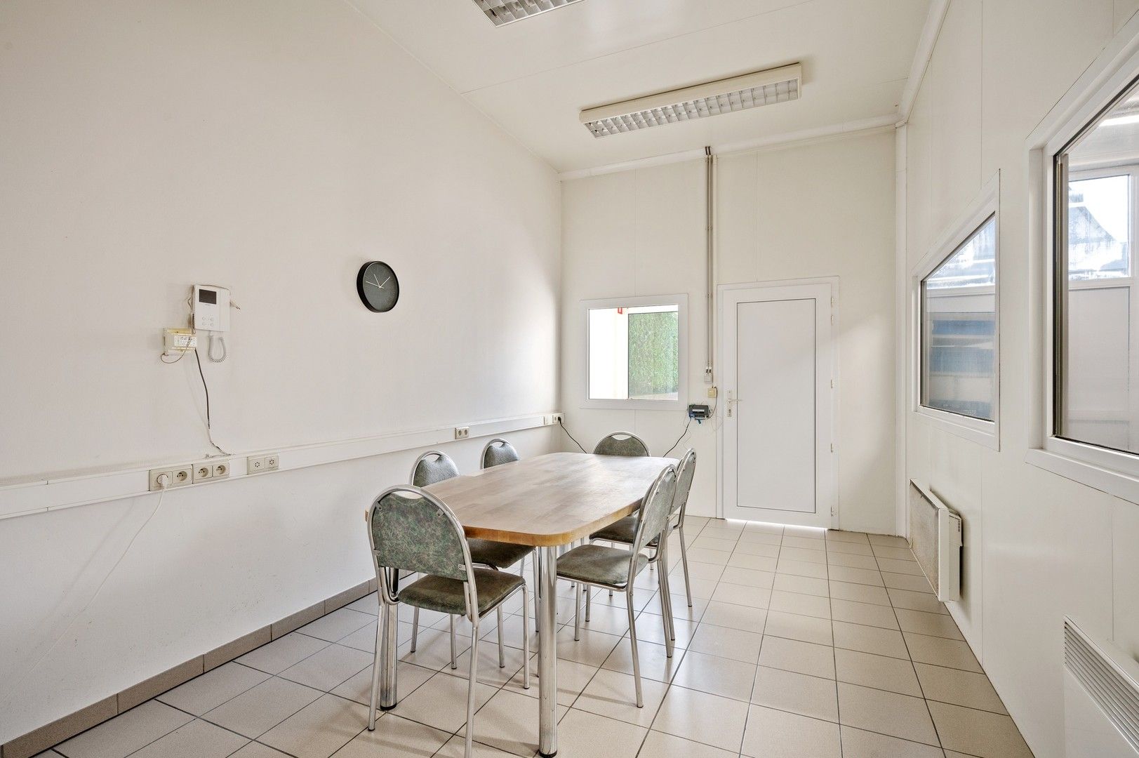 Unieke eigendom met vrijstaande woning met kantoor, loods en een grote dubbele garage foto 23