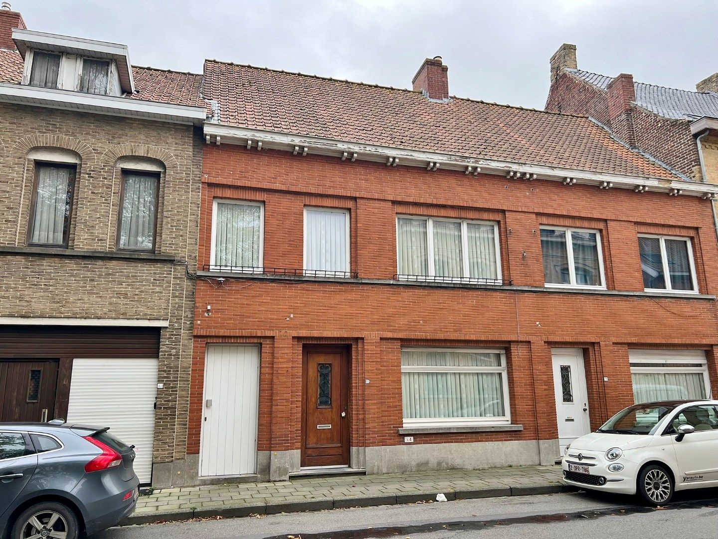 Instapklare woning met prachtige tuin op een perceel van 1.680m² op 500meter van de markt.  foto {{pictureIndex}}