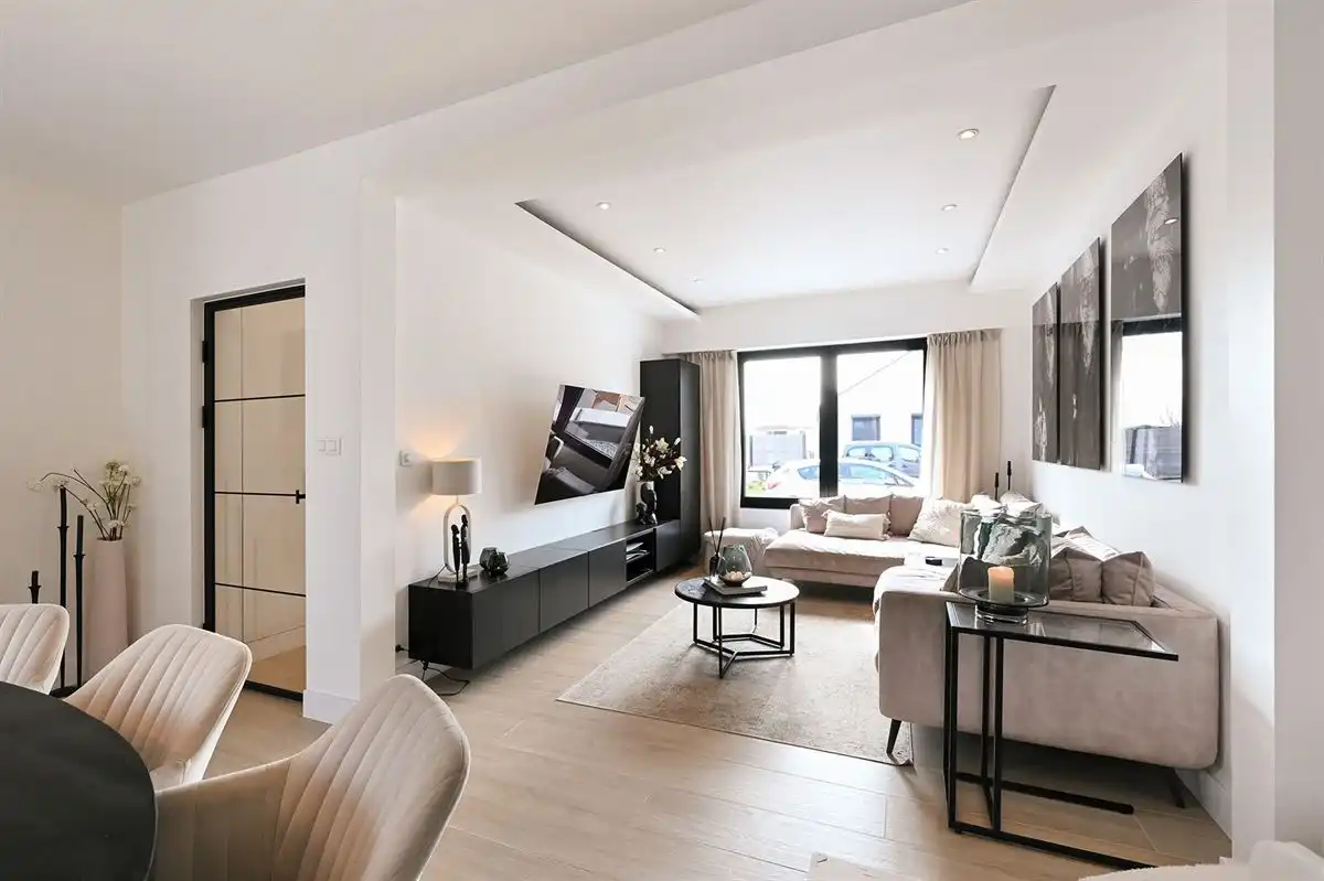 Geheel gerenoveerde woning met leuke tuin en grote garage foto 10