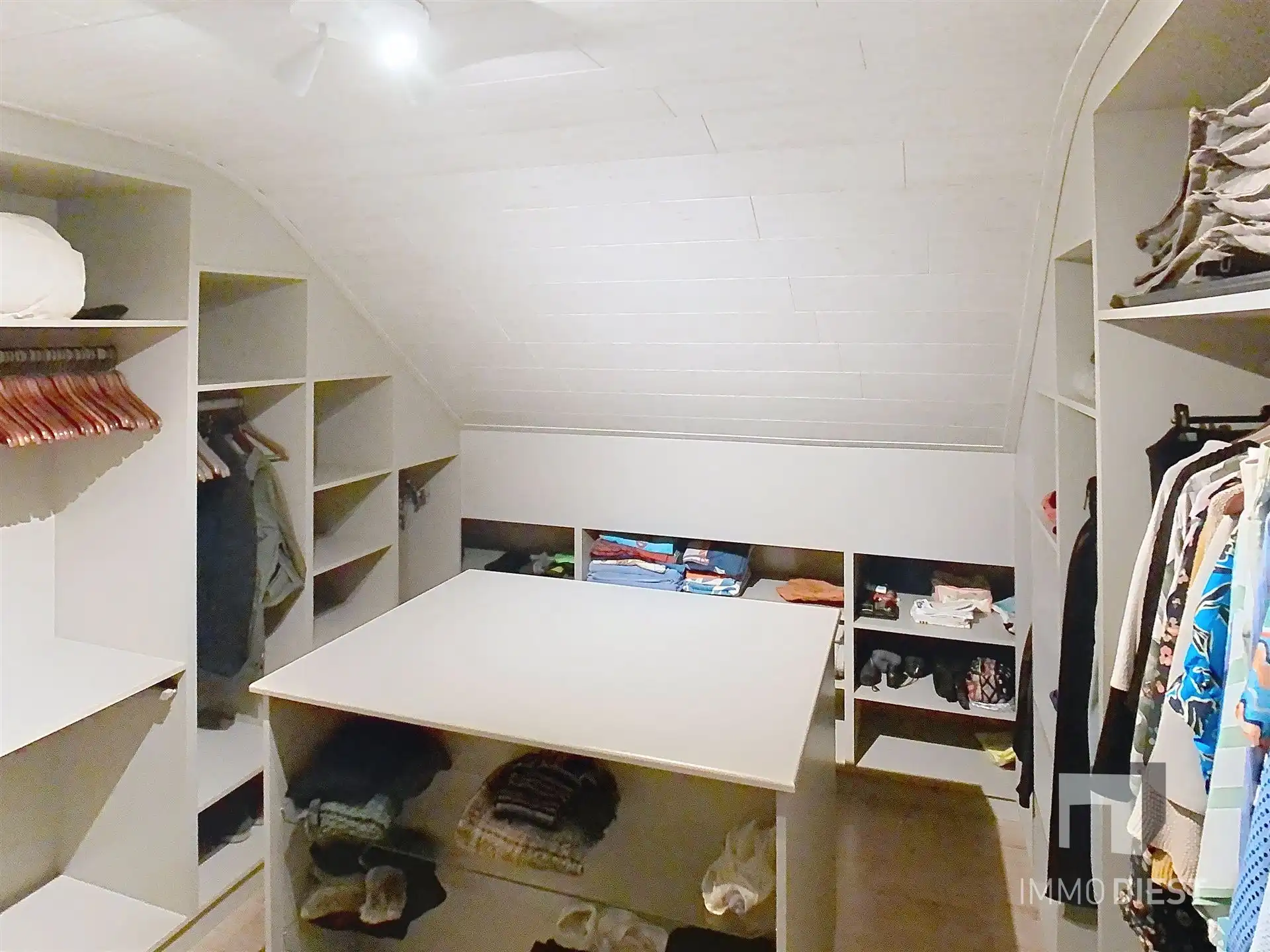 Energiezuinige en prima onderhouden gezinswoning met 4/5 slaapkamers en zwembad op 10 are. foto 37