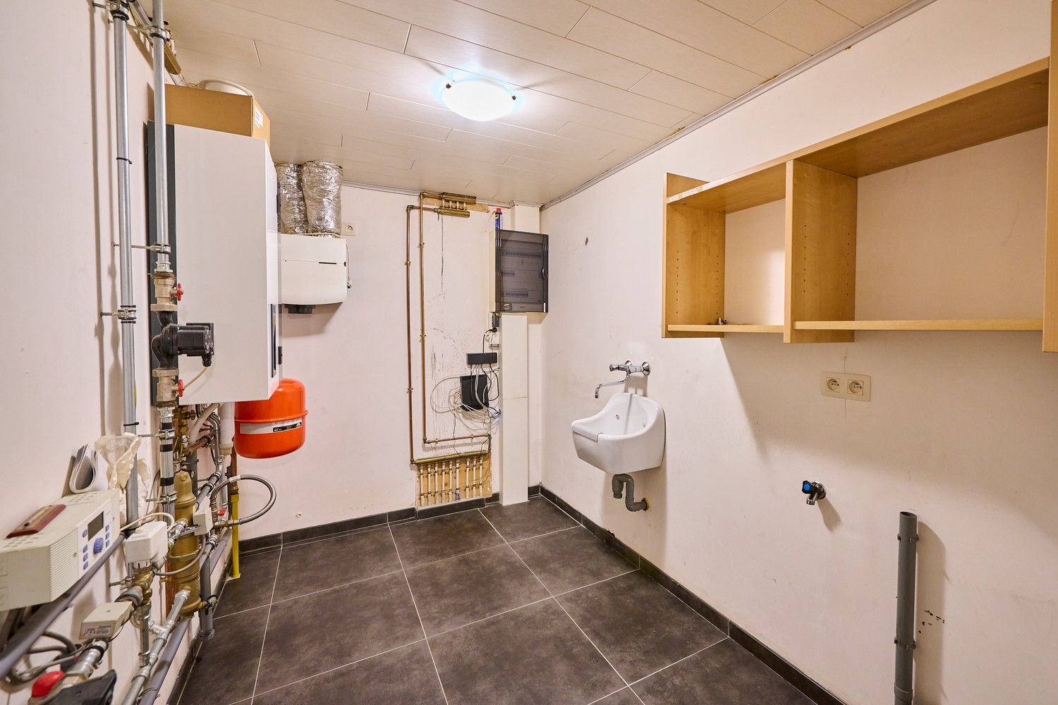 Gunstig gelegen heel ruim, fraai afgewerkte, handelsruimte met afzonderlijk toegankelijke woonstgelegenheid (triplex appartement) foto 19