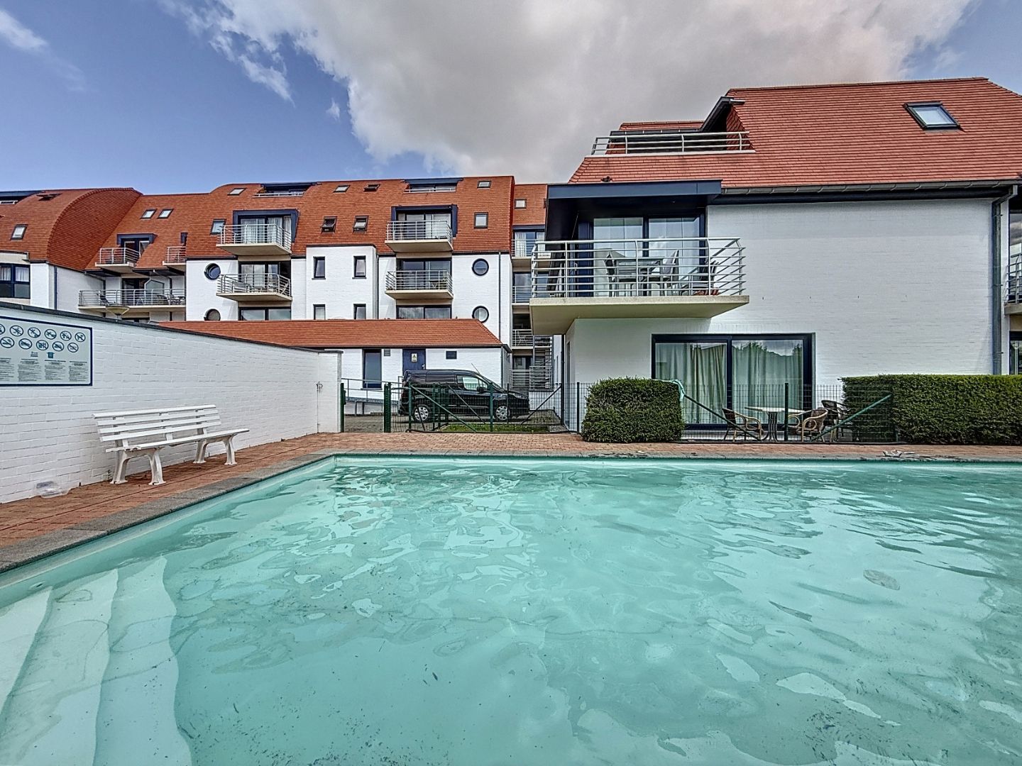 Instapklaar appartement met zuid-gericht terras te Nieuwpoort. foto {{pictureIndex}}