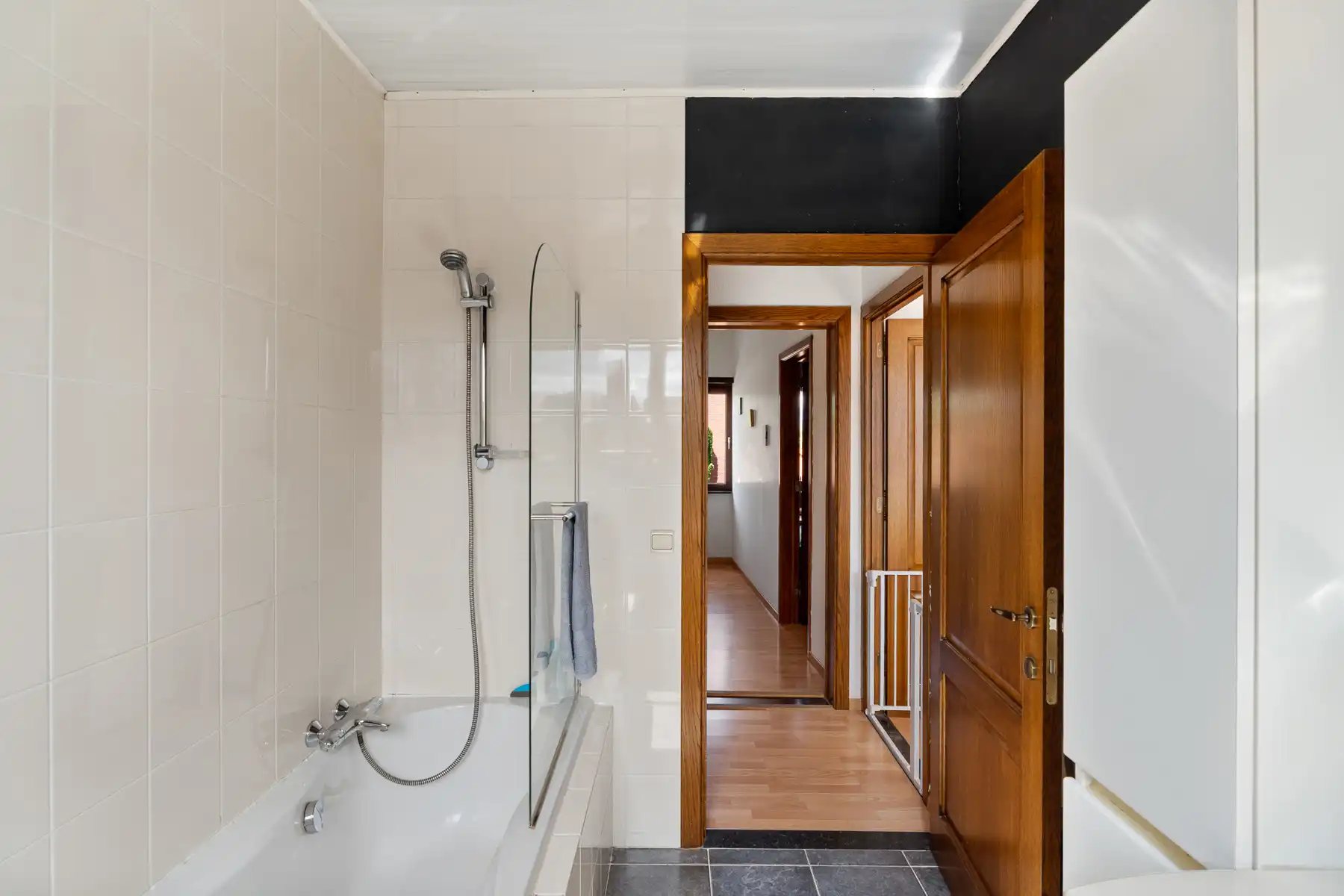 Lichtrijke woning met ruime indeling en sterk potentieel foto 13