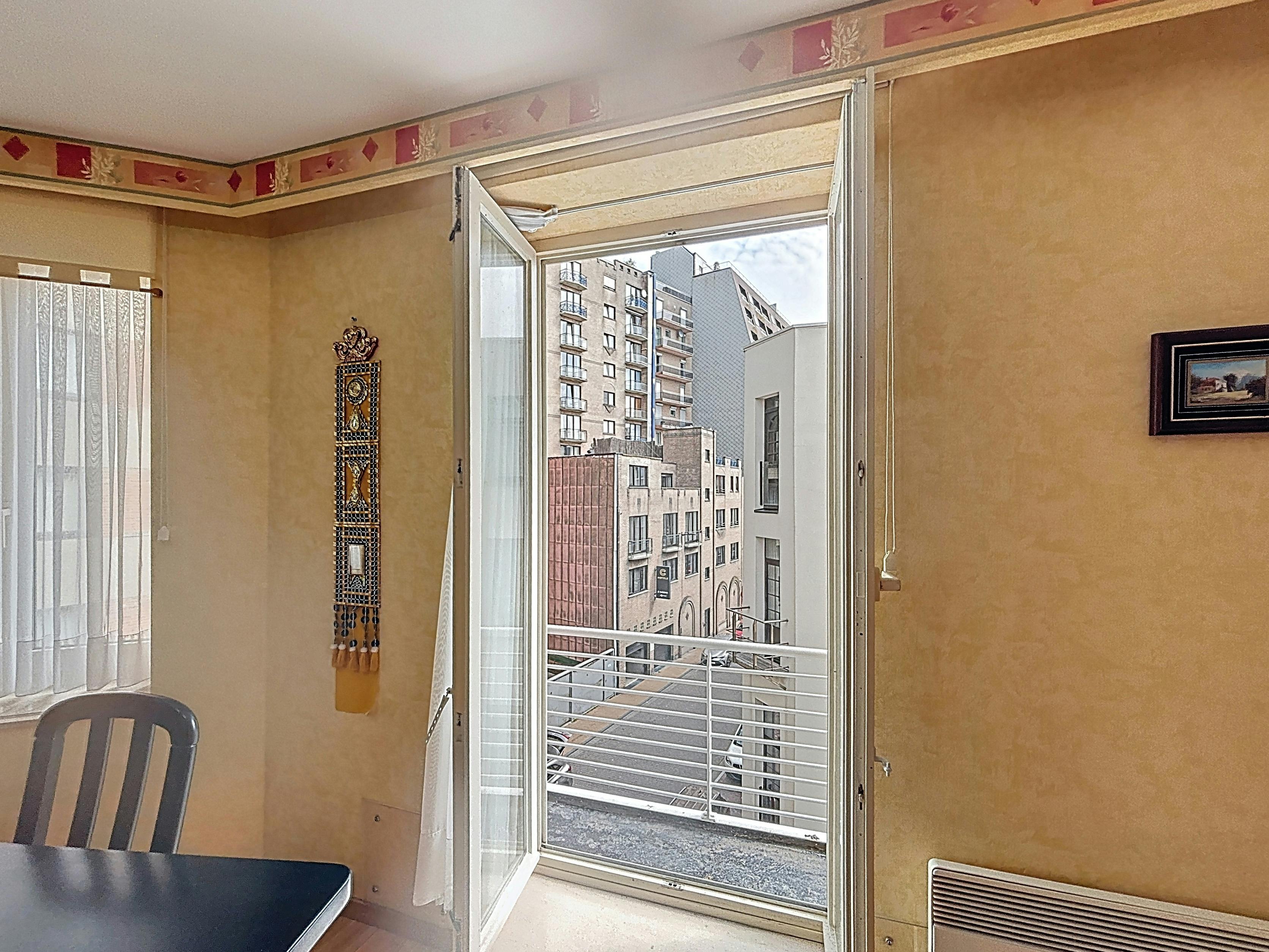 Gemeubileerde studio met slaaphoek te koop te Blankenberge foto 8