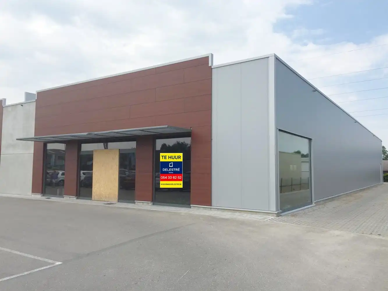 MODERN COMMERCIEEL GEBOUW MET GEMEENSCHAPPELIJKE PARKING foto {{pictureIndex}}