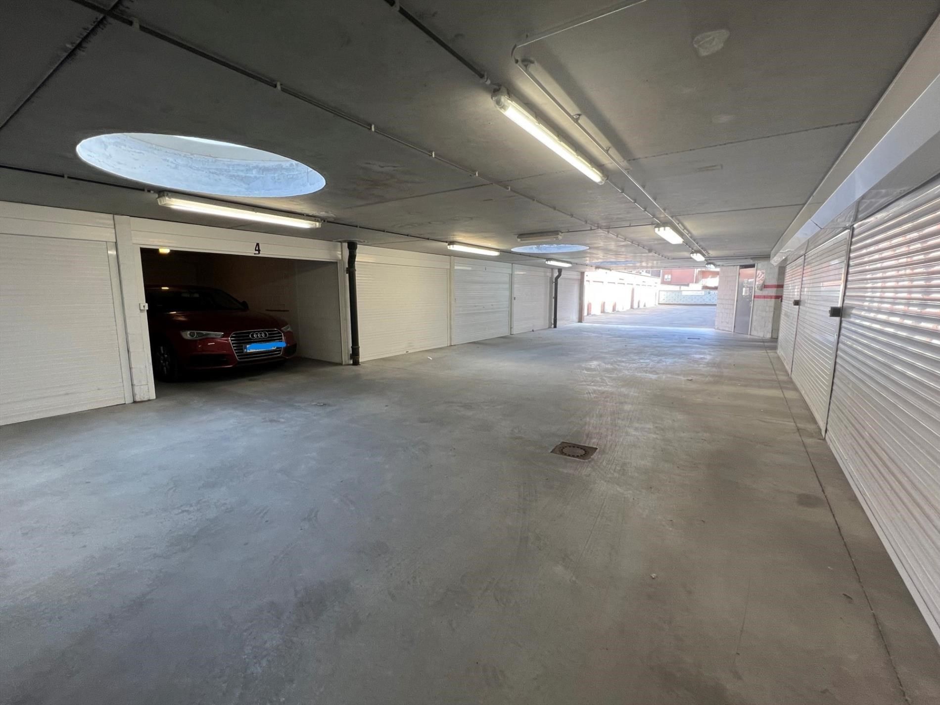 Garagebox op het gelijkvloers van een residentie gelegen in de Van Bunnenlaan foto 3