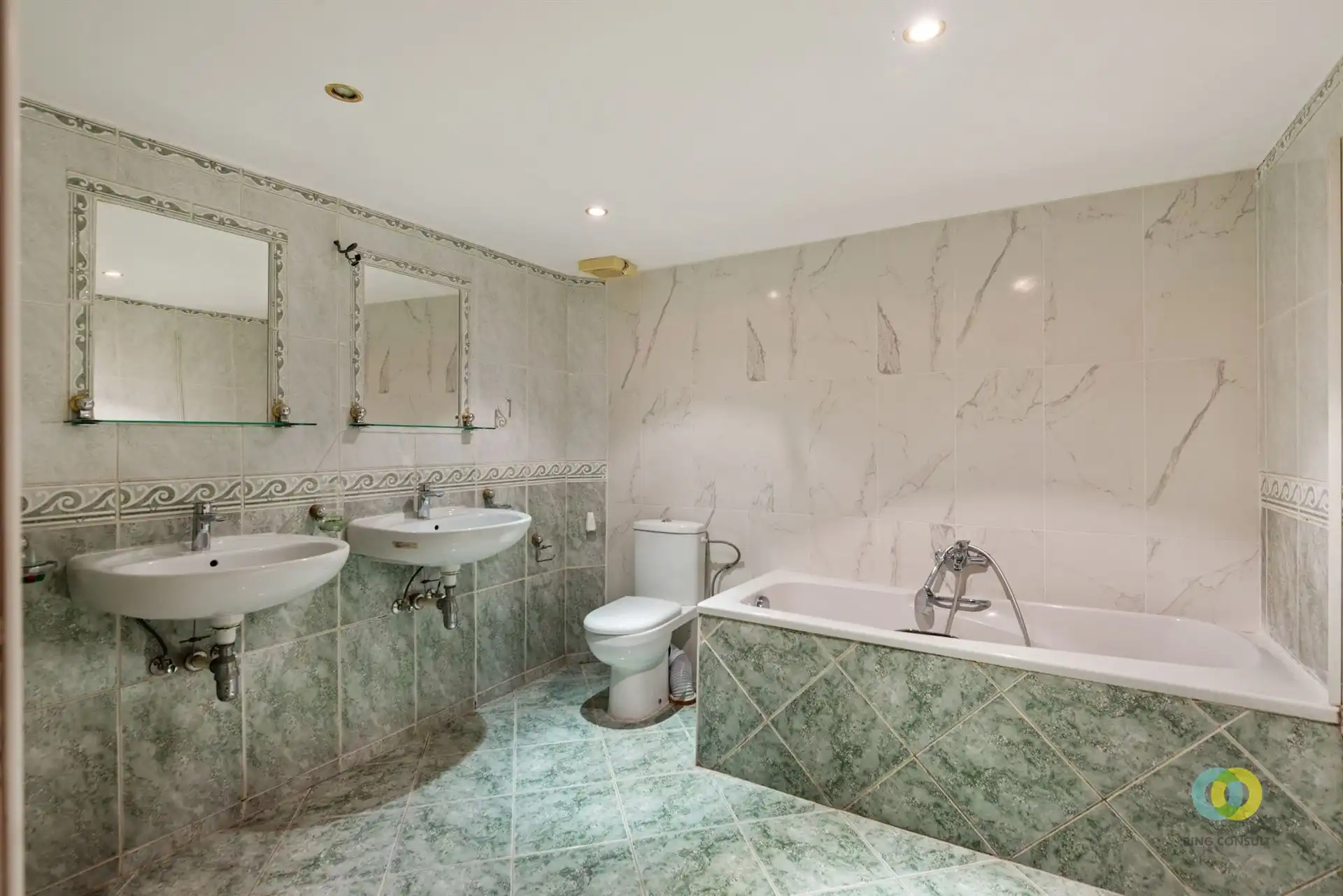 appartementsgebouw met drie units foto 6