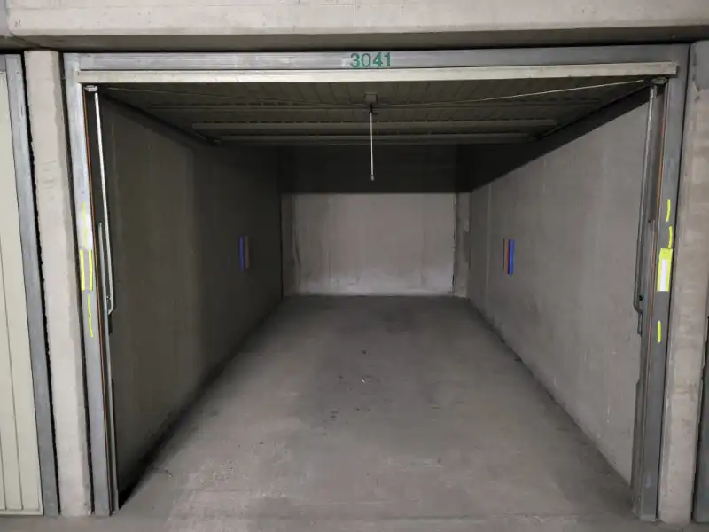 Ruime afgesloten garagebox onder de Zeedijk van Oostduinkerke te koop foto 2