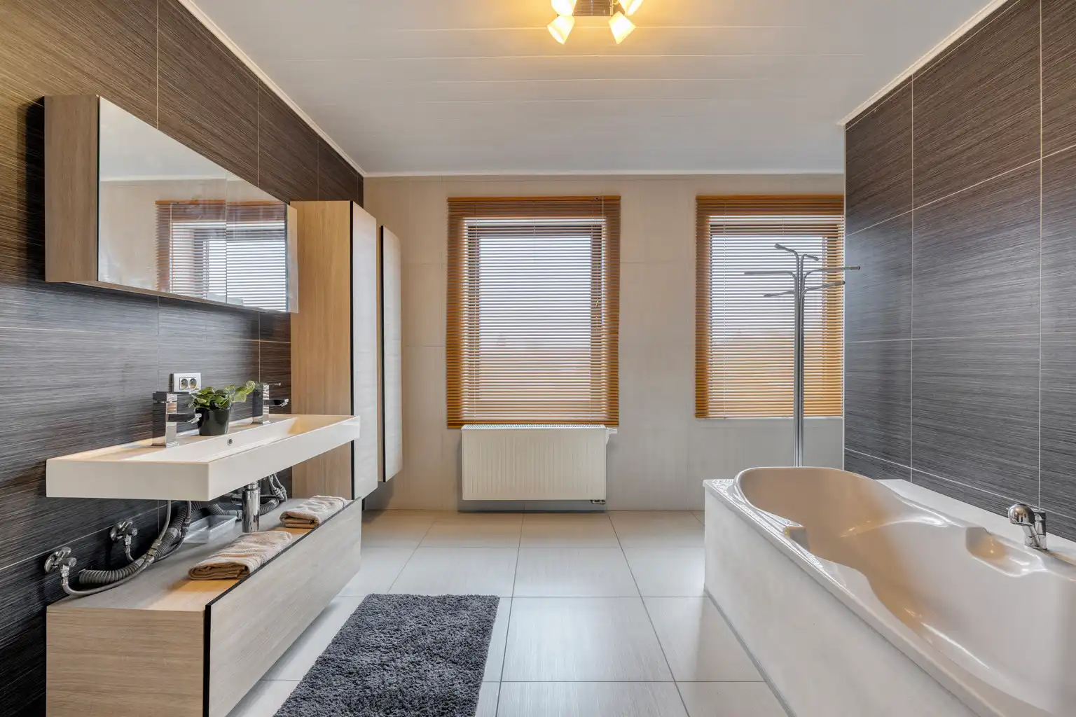 INSTAPKLARE WONING MET PRAKTIJKRUIMTE/BUREEL EN ZWEMBAD foto 18