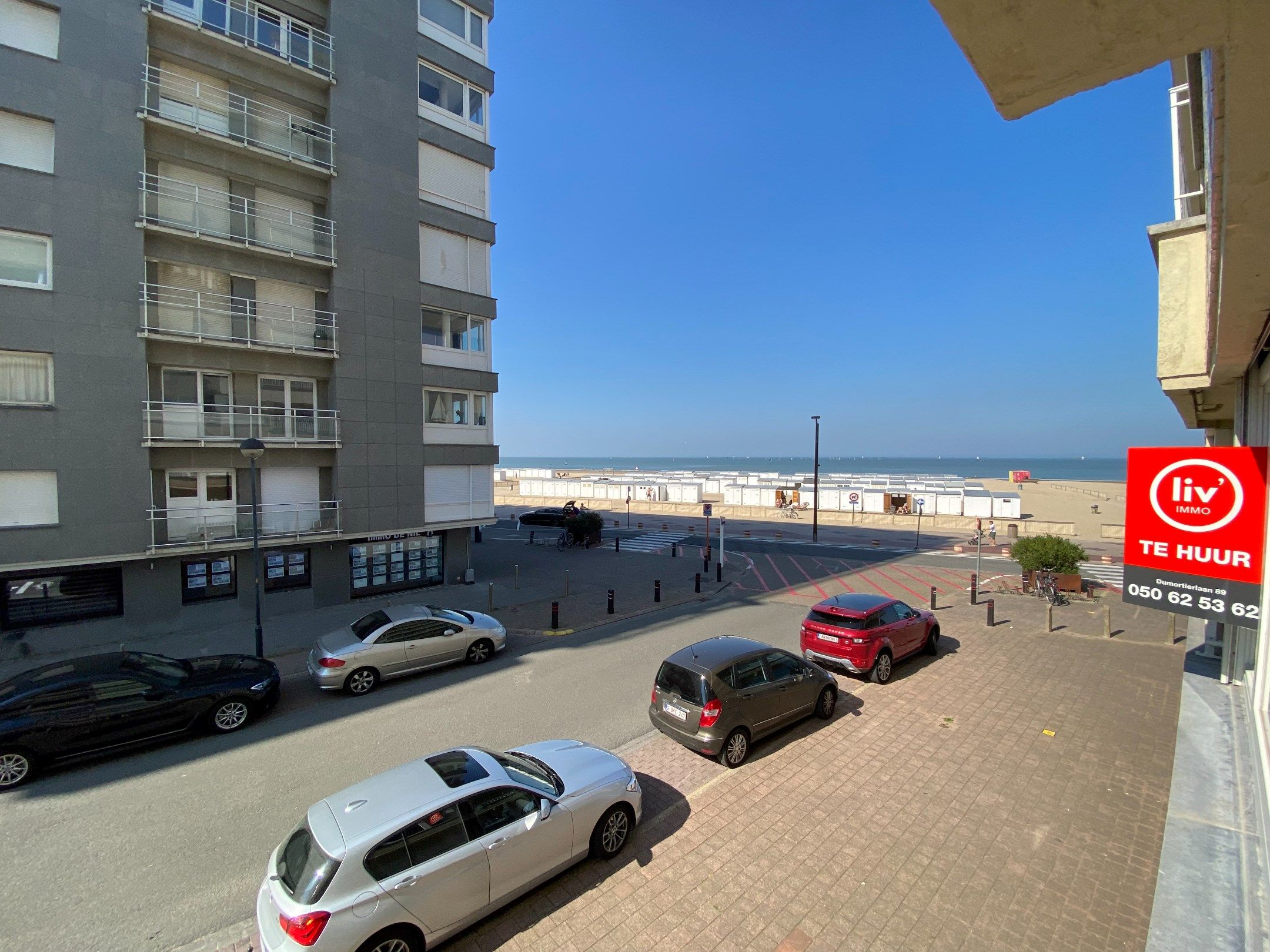 GEMEUBELD - Volledig gerenoveerd 3- slaapkamer appartement met ZIJDELINGS ZEEZICHT gelegen in het gezellige DUINBERGEN.  foto 1