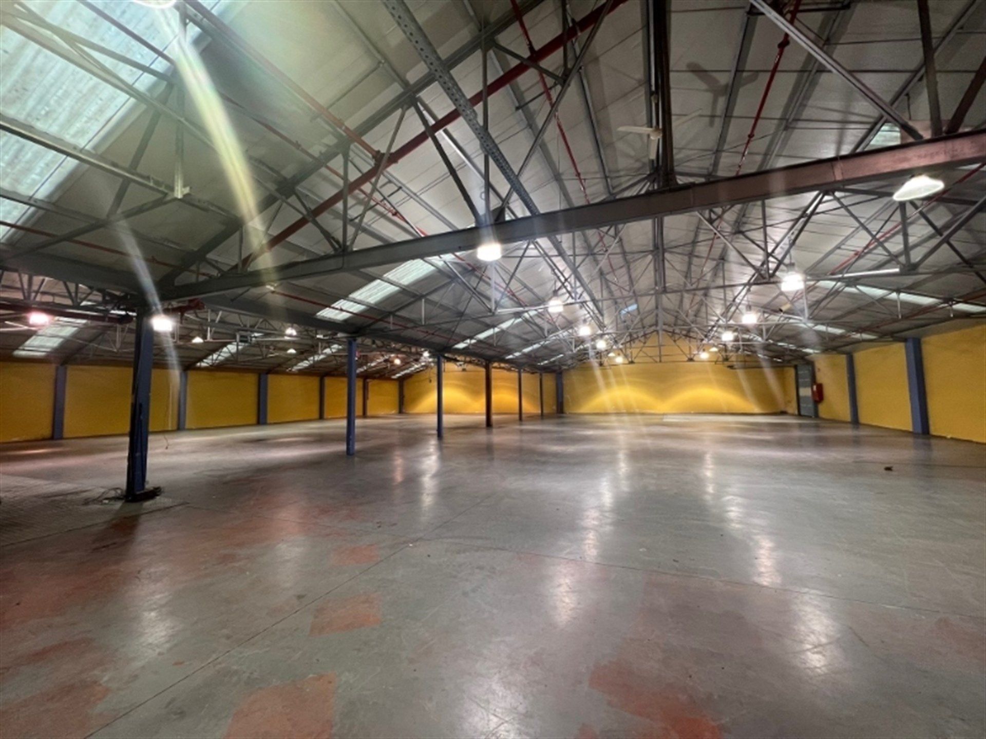 Te huur POP-UP Baanwinkel op verbindingsweg te Ninove. foto {{pictureIndex}}