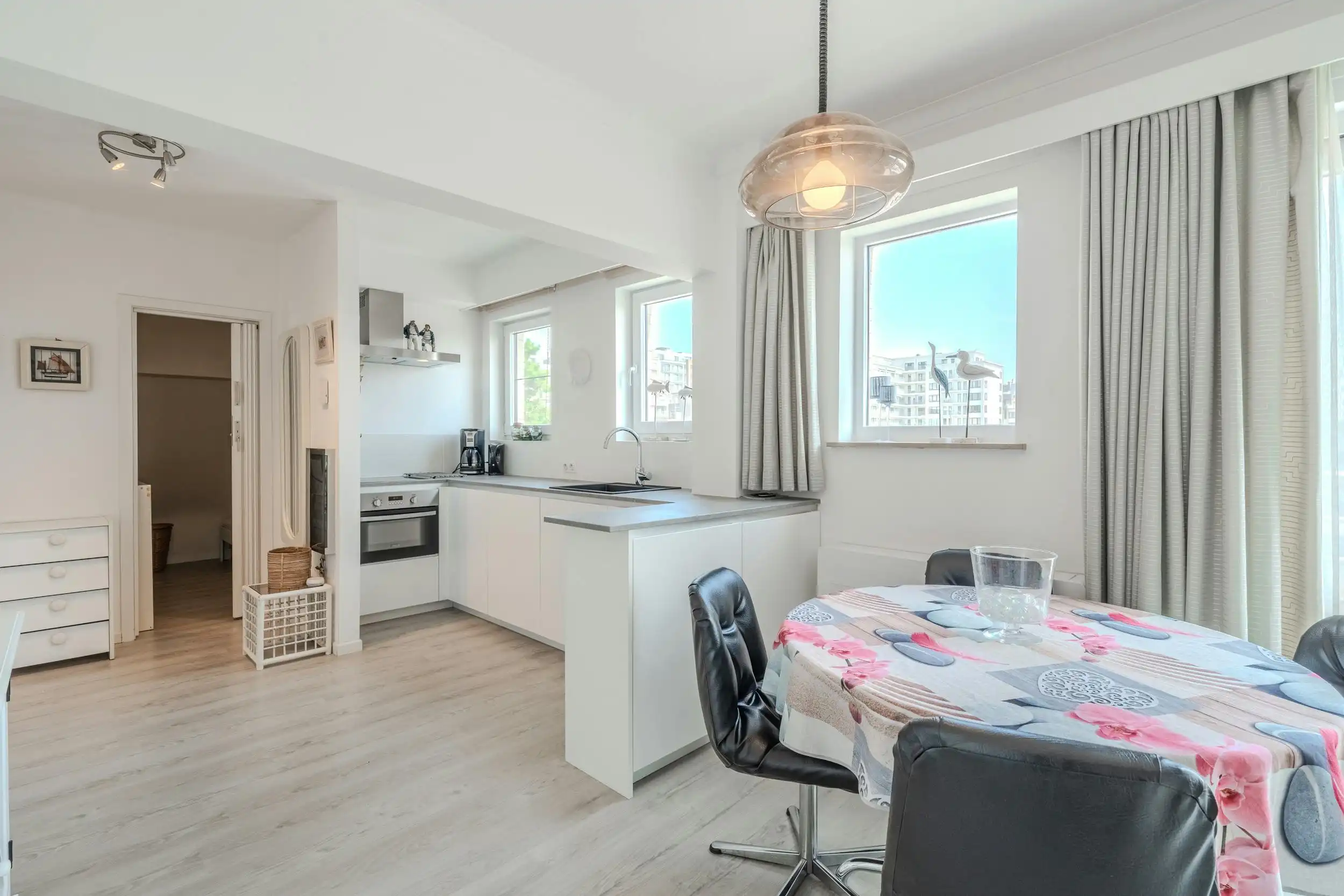 Prachtig gerenoveerd appartement met terras en 2 slaapkamers foto 6