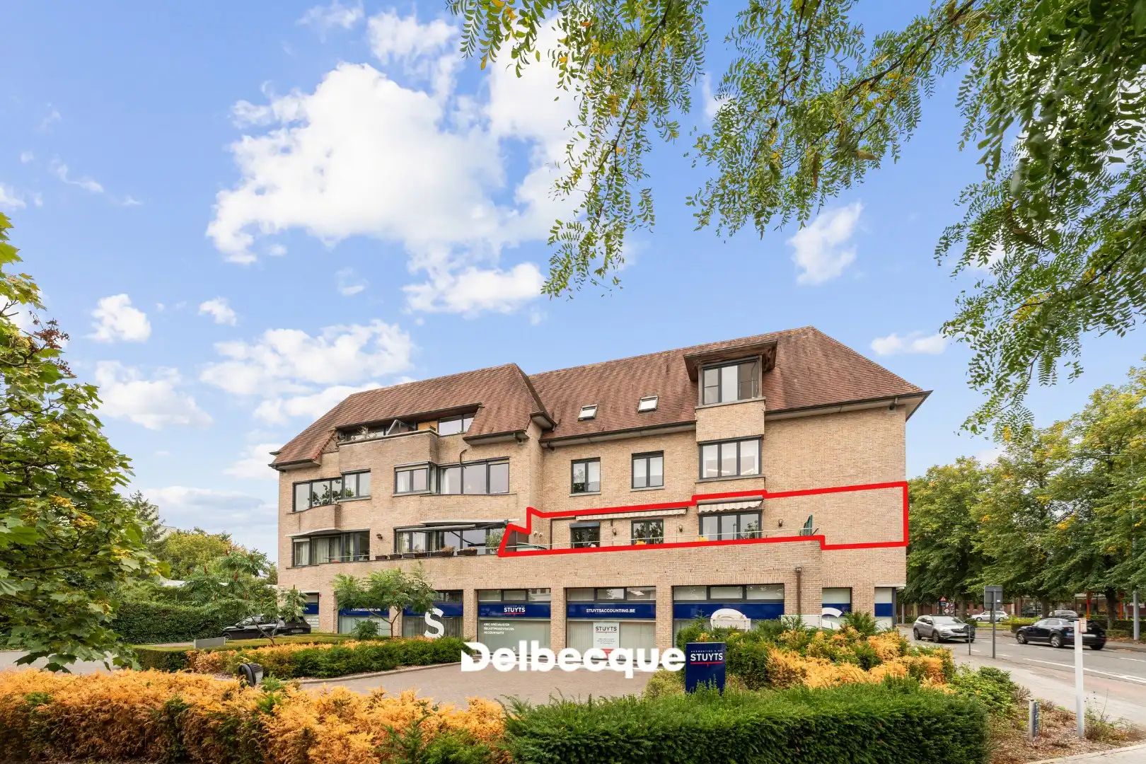 Lichtrijk appartement met 2slk. en Zuidgericht terras en inclusief een garagebox te St. Michiels. foto {{pictureIndex}}