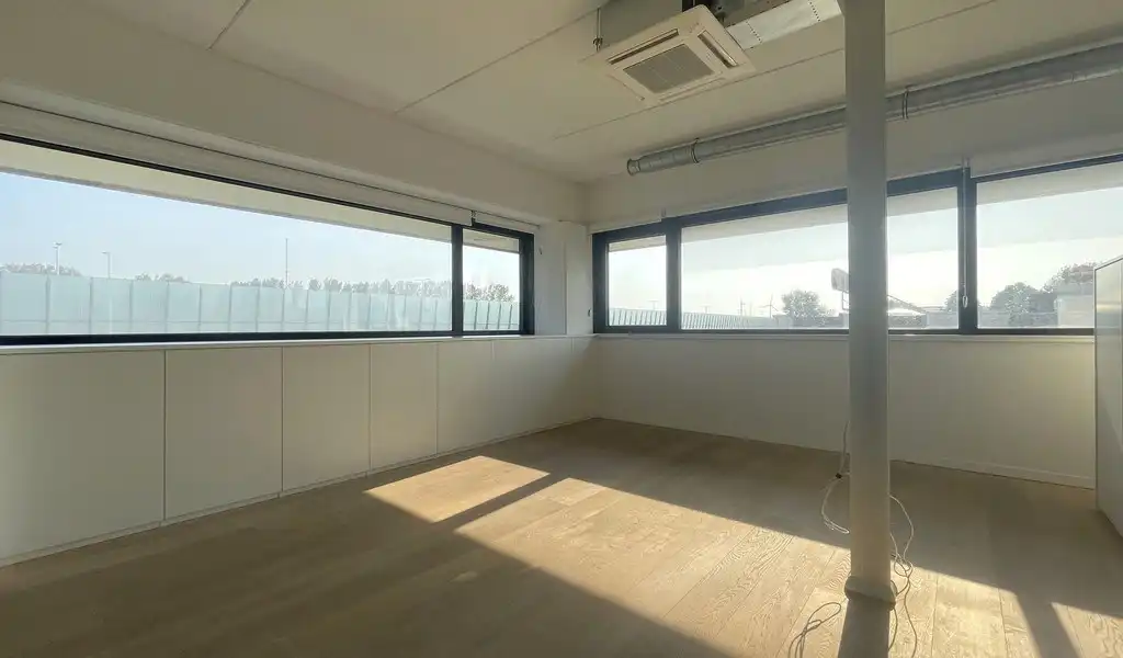 Modern afgewerkte kantoorruimte te huur in Burcht foto 14