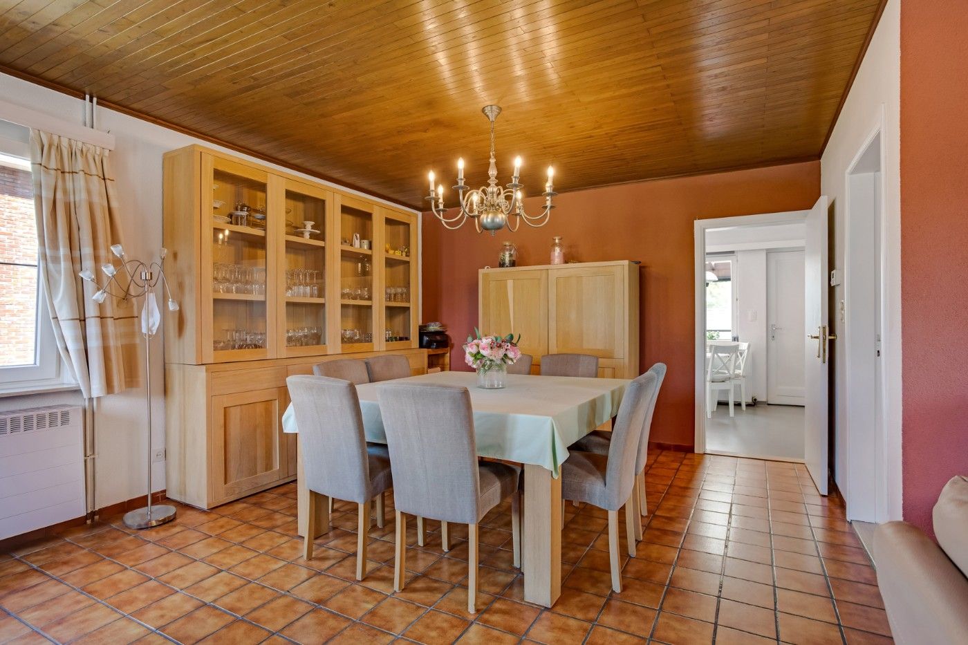 Vrijstaande, charmante woning met 3 grote slpk. en garage op 398 m² foto 7