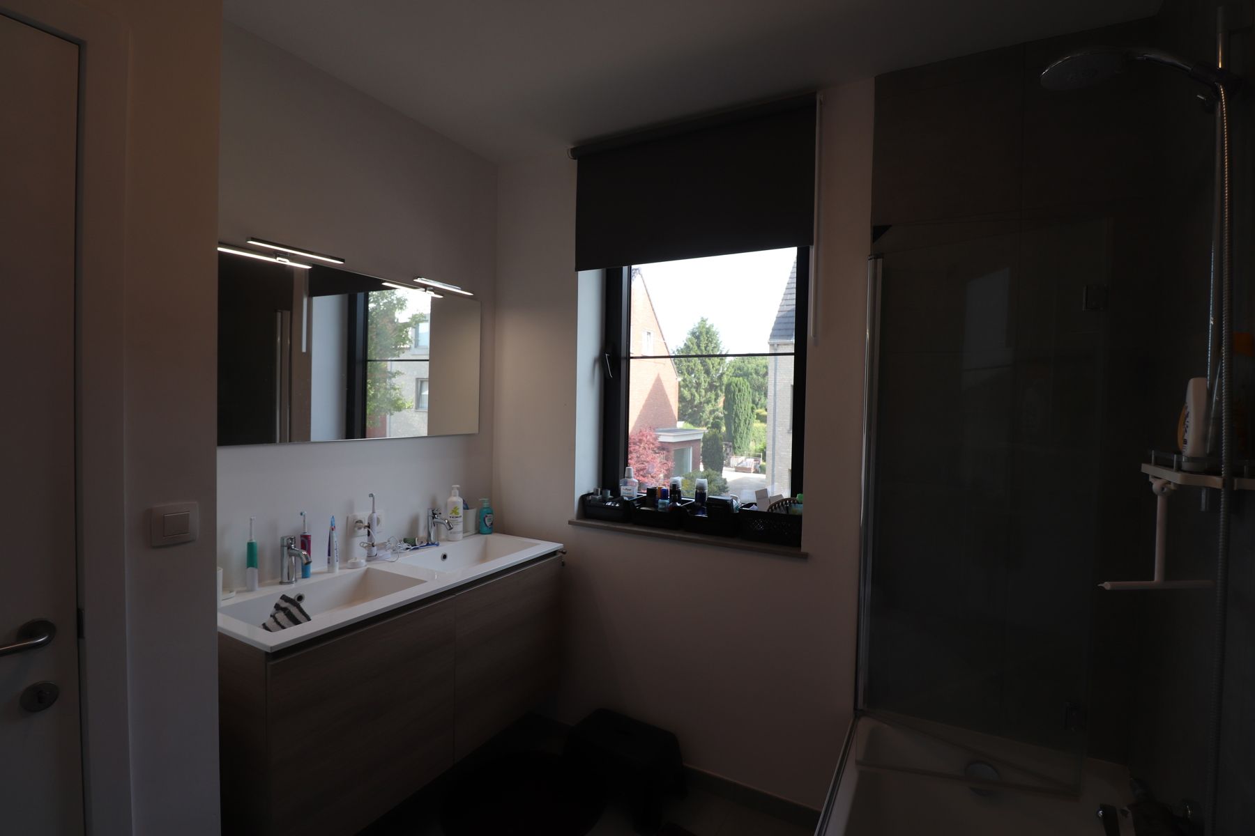 Recent 2-slaapkamerappartement 1ste verdieping links met lift, autostaanplaats en berging. foto 9
