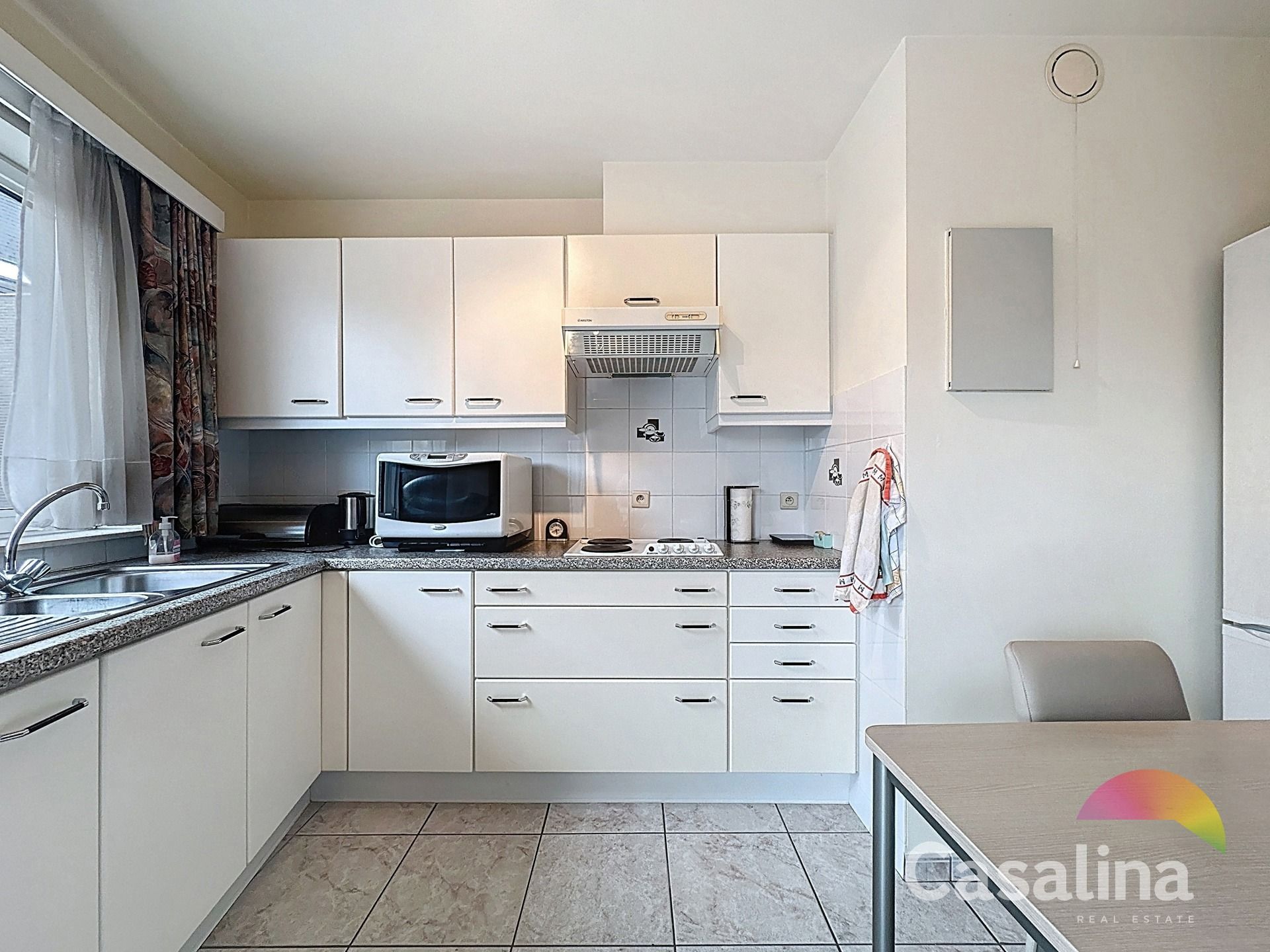 Gemengd gebouw bestaande uit 2 handelsruimtes en 4 woonunits foto 8