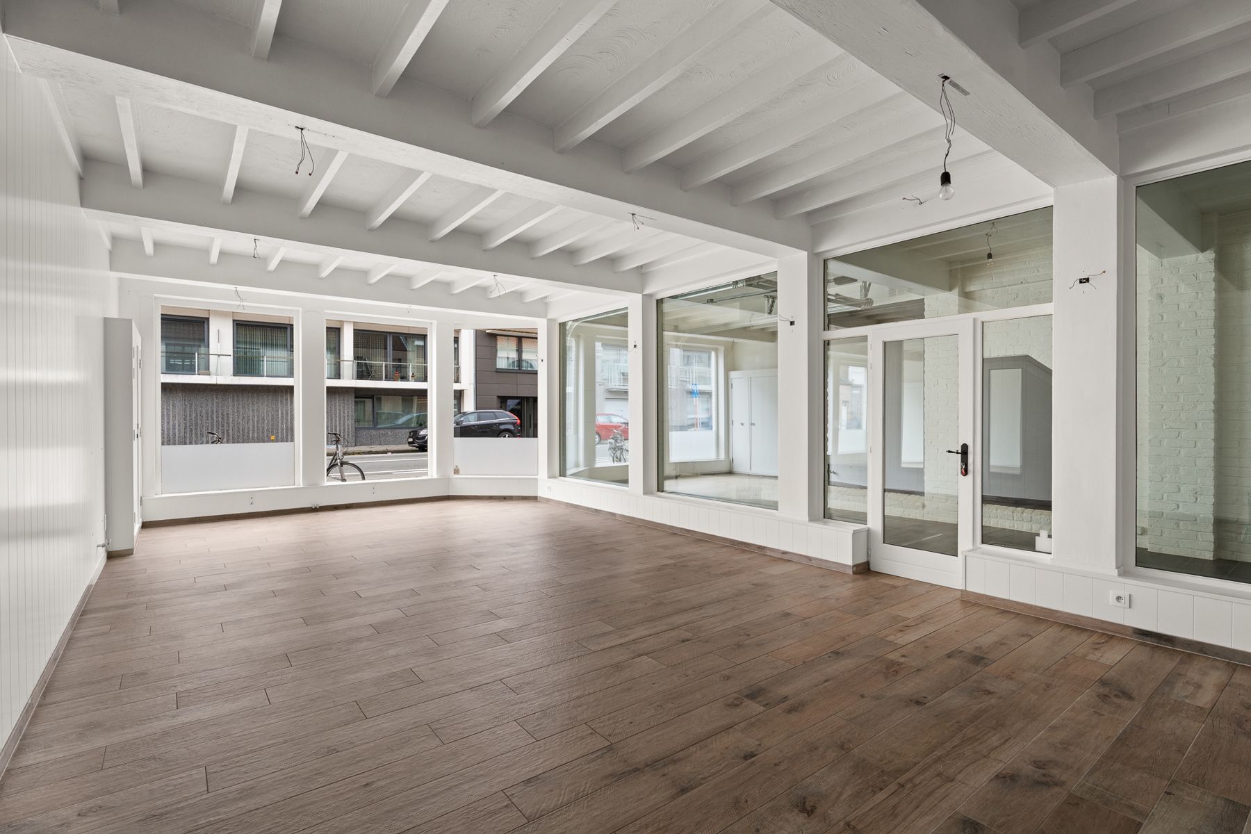 Instapklaar handelspand met woonst op topligging in Oostende foto 2