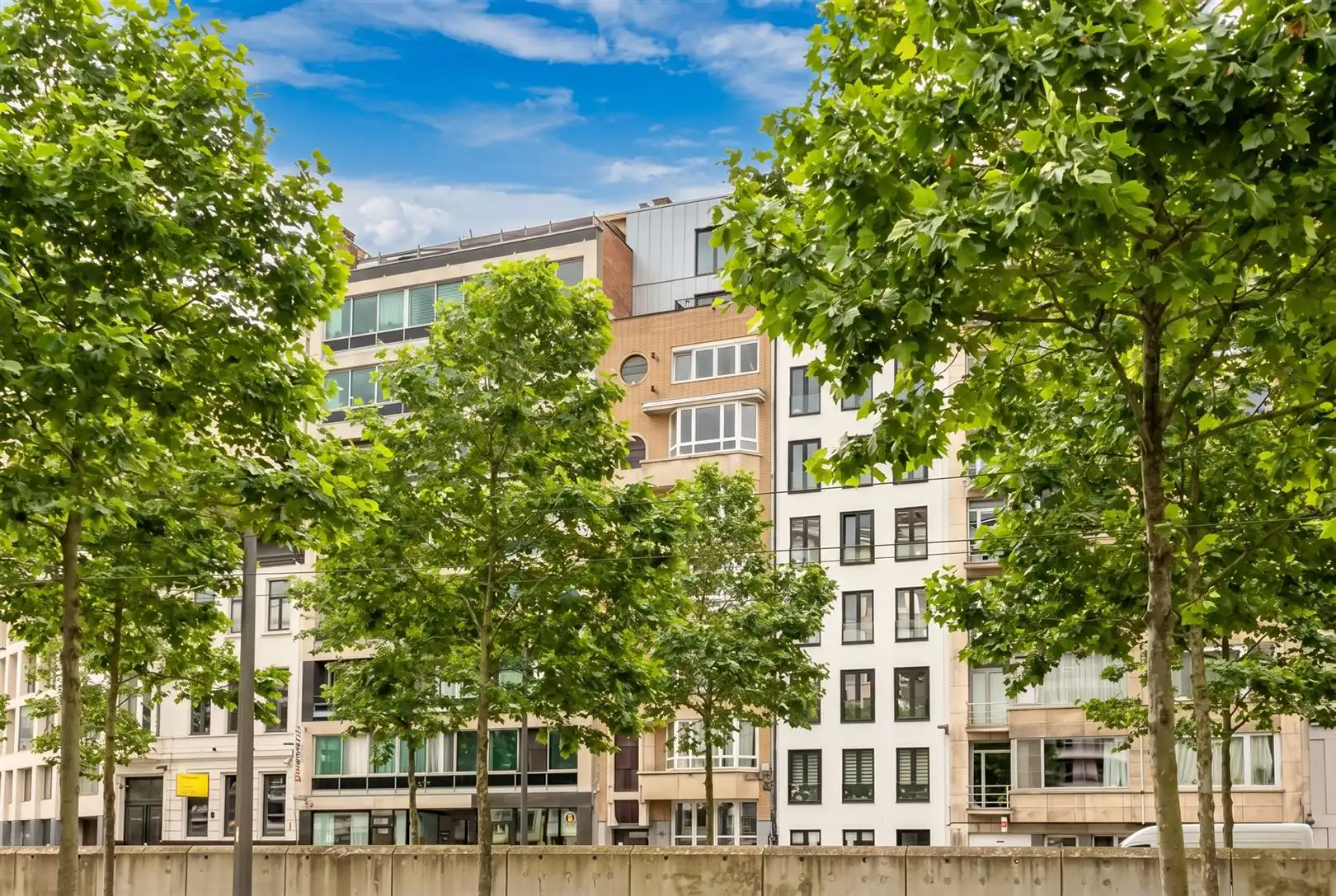 Volledige nieuw duplexappartement bovenop Art-Deco-gebouw foto {{pictureIndex}}