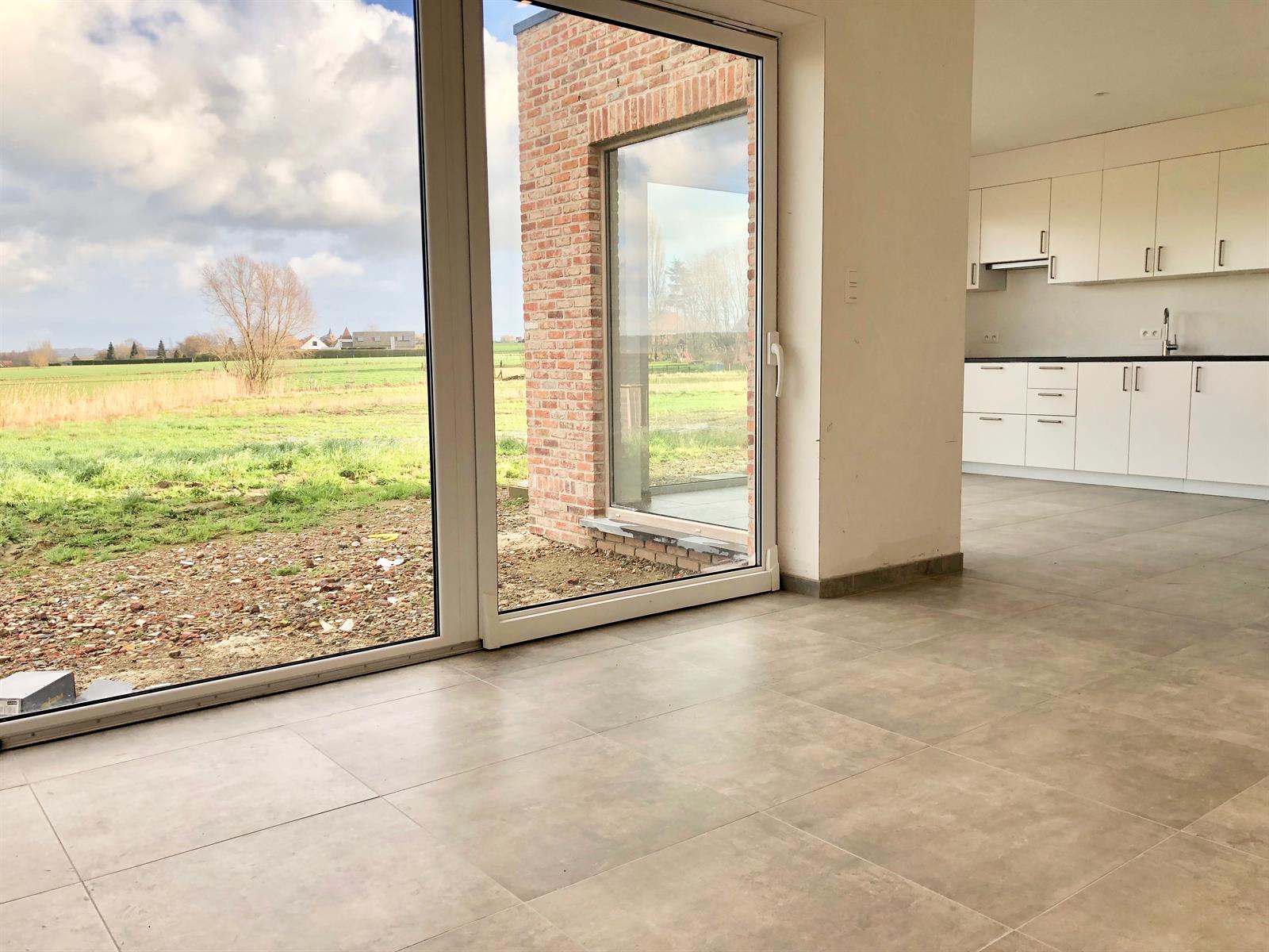 Prachtige nieuwbouwwoning met oprit, garage en tuin foto 4