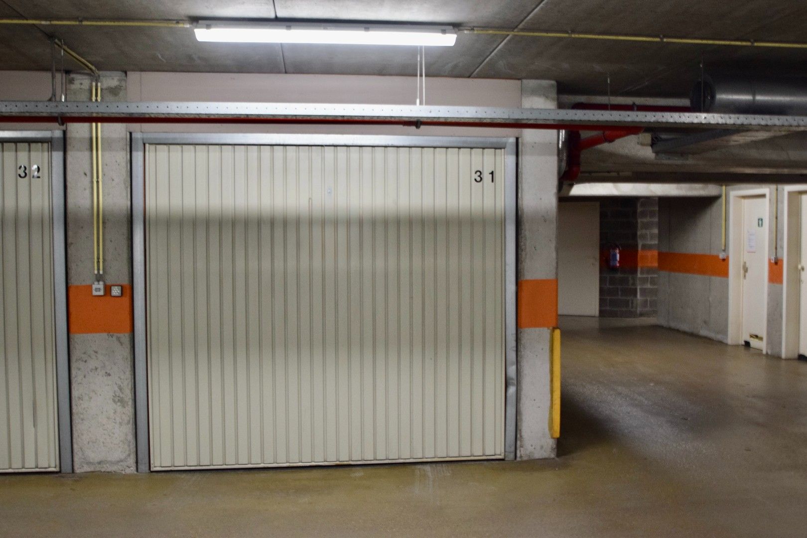 Garagebox te huur, goed gelegen in de Kustlaan nabij de winkels. foto 2