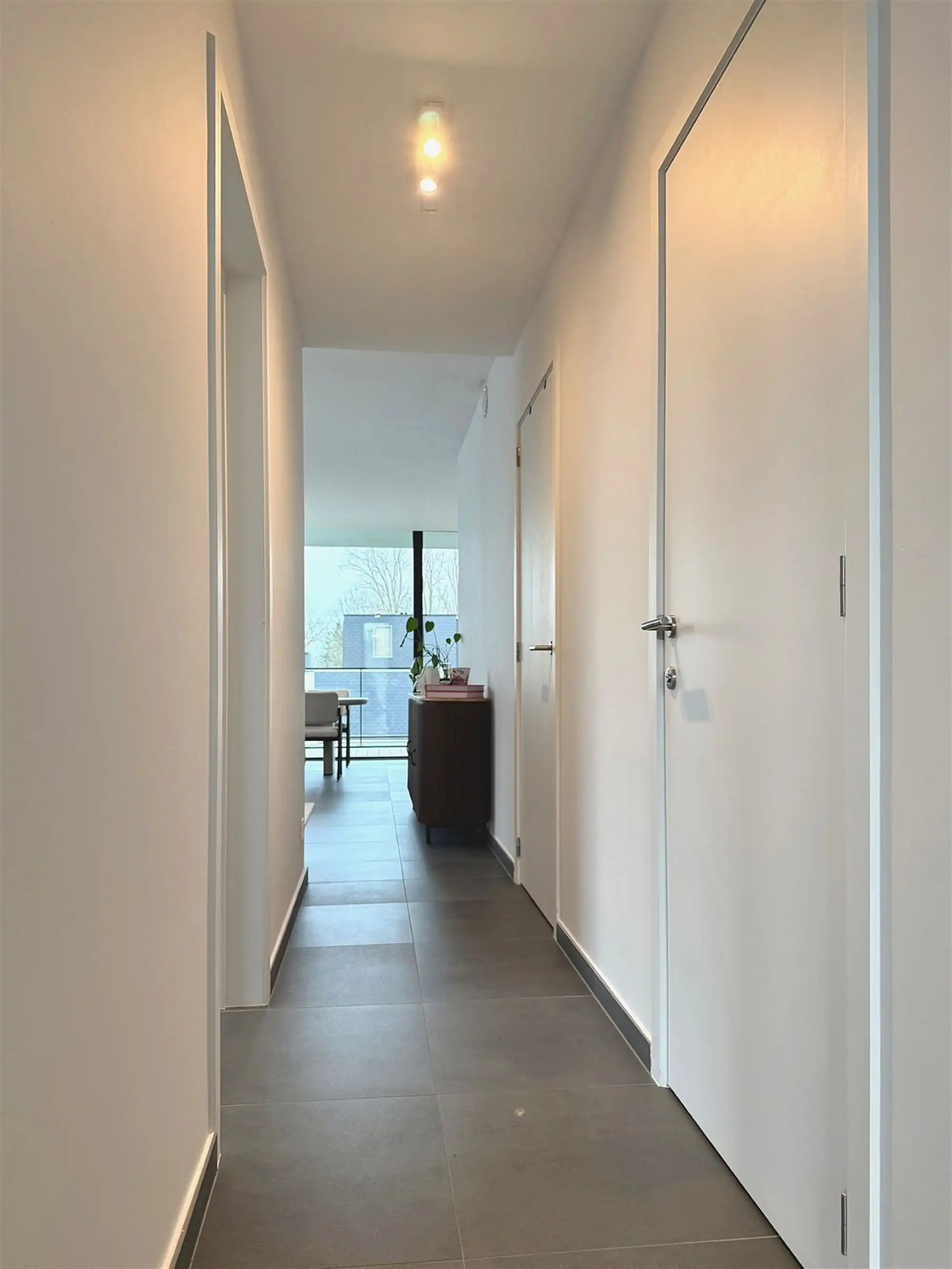 Instapklaar APPARTEMENT (1ste verdieping) met 2 slaapkamers, ruime terrassen (2), garage  & autostaanplaats  foto 3