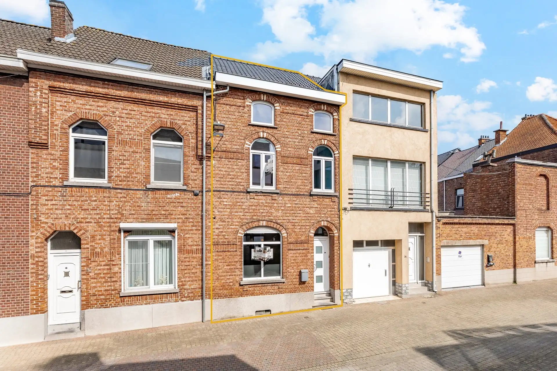 Gezinswoning met 3 tot 4 mogelijke slaapkamers foto {{pictureIndex}}