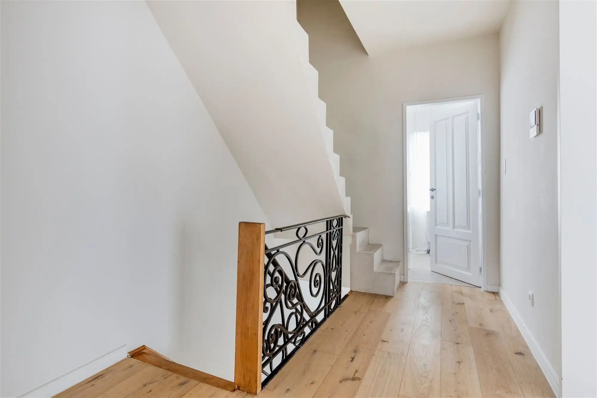 Karaktervolle halfopen bebouwing in rustige woonwijk foto 20