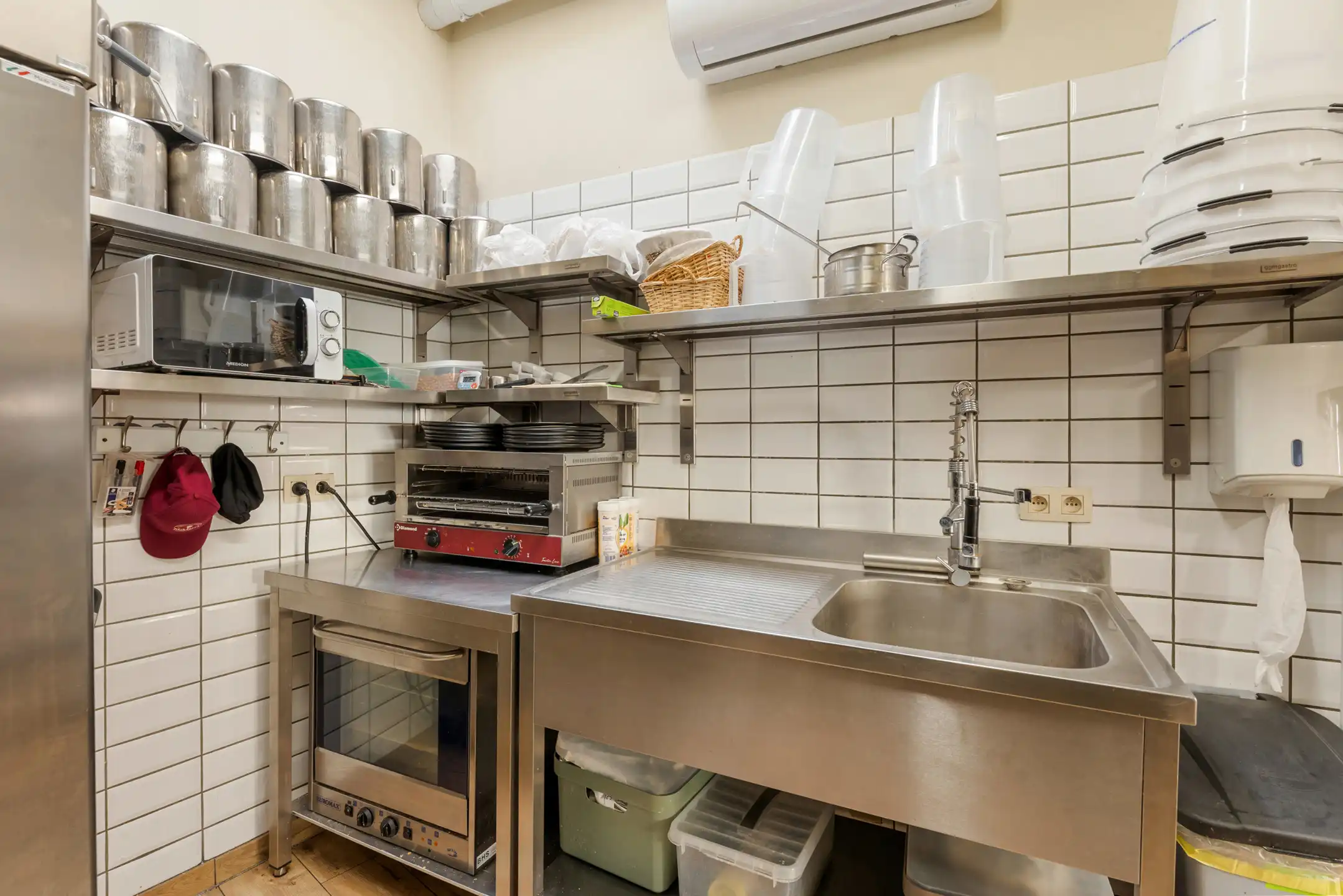 Karaktervol handelspand met gerenommeerd ijssalon en B&B foto 14