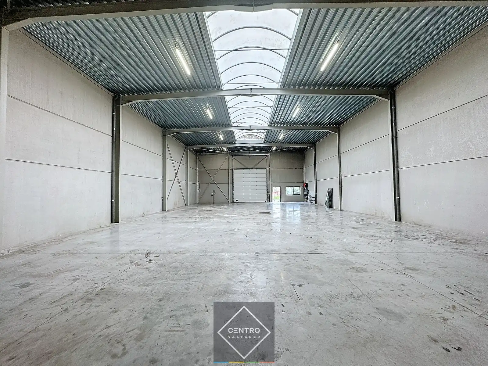 NB MAGAZIJN / OPSLAGRUIMTE (410m2) met volledige overspanning en hoge sectionaalpoort te huur op ambachtelijke zone te Maldegem (vlakbij Brugge en Knokke-Heist). foto 4