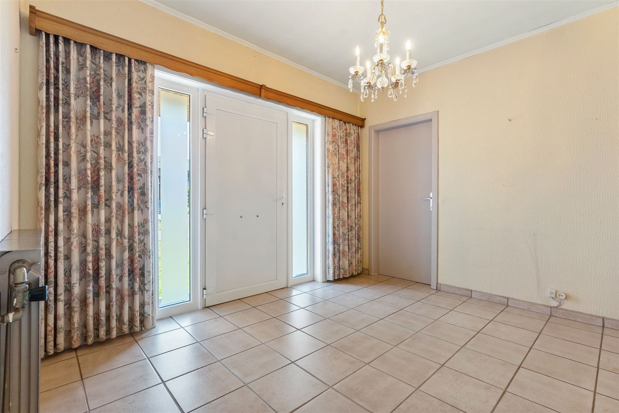 GOED ONDERHOUDEN GELIJKVLOERSE WONING MET 3 SLAAPKAMERS RUSTIG GELEGEN TE STAL foto 4