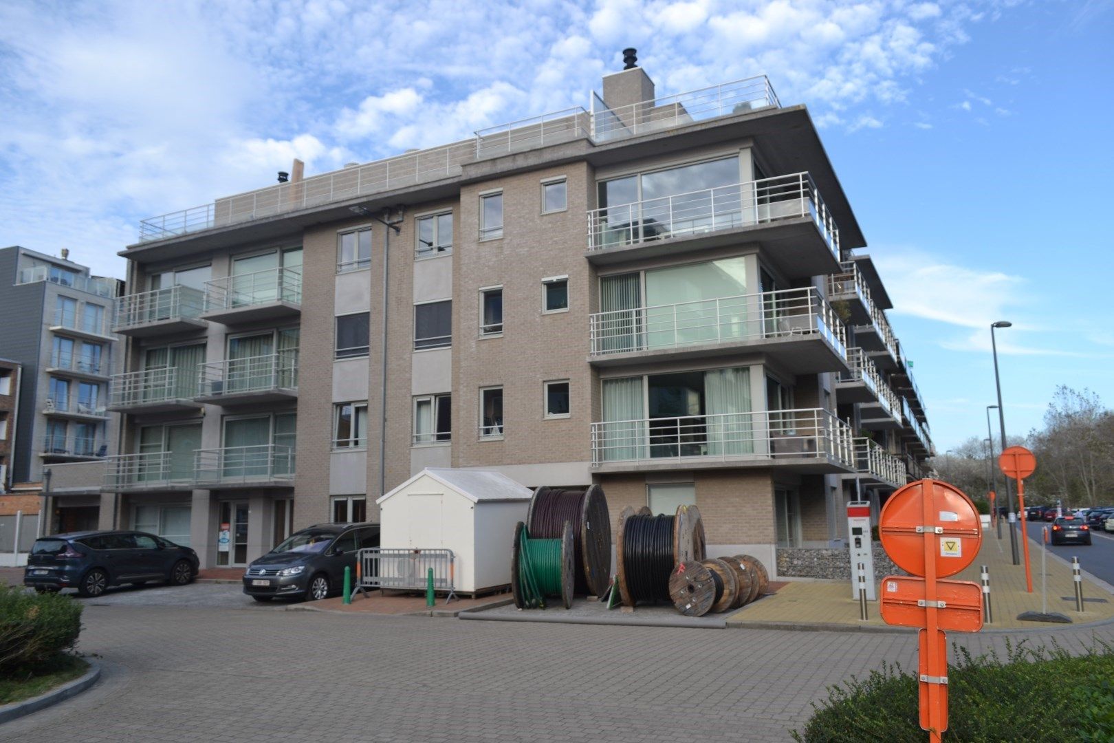 Gesloten garagebox  op enkele meters van de zeedijk van Oostuinkerke foto 1