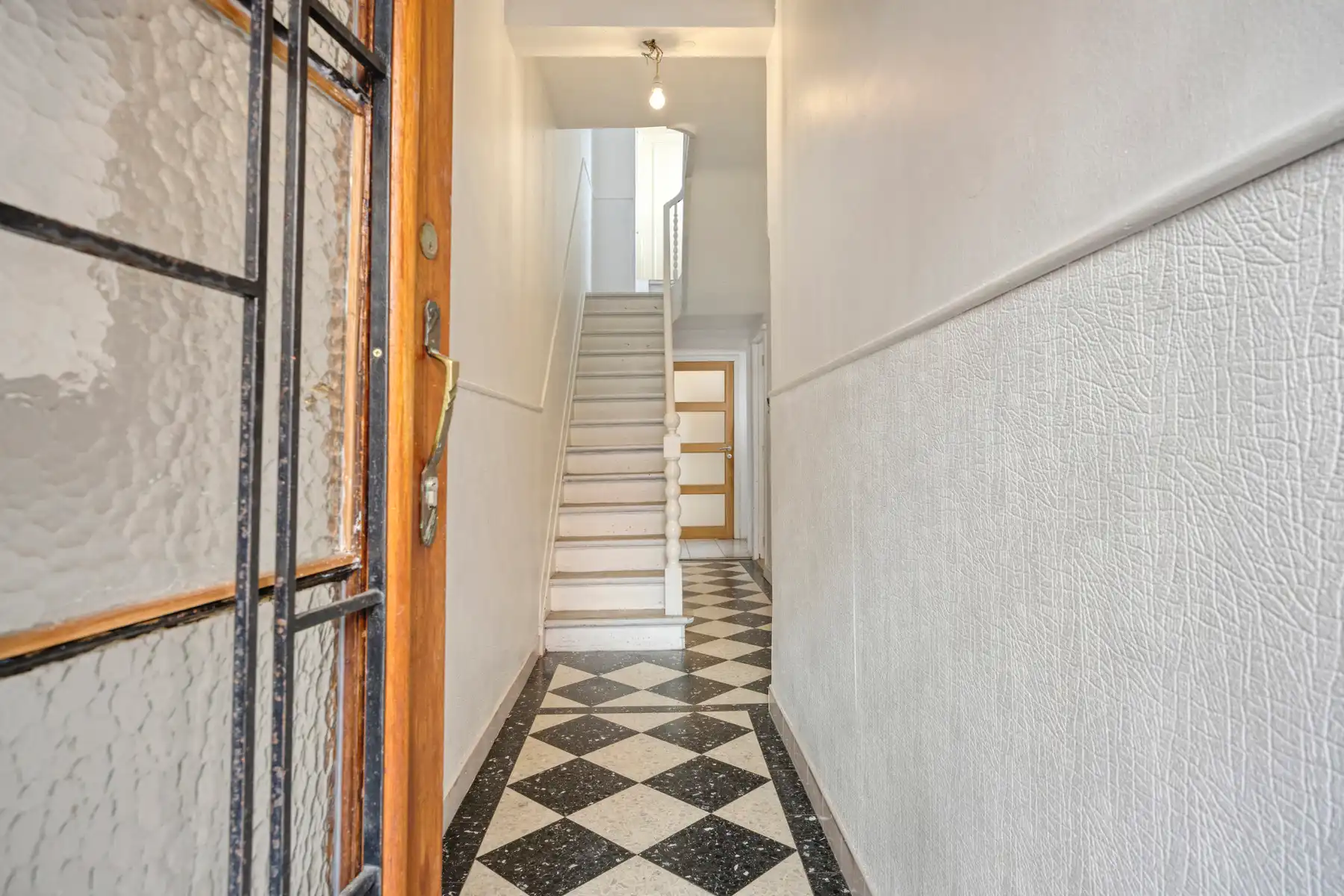 Ruime woning met 4 slaapkamers nabij centrum foto 2