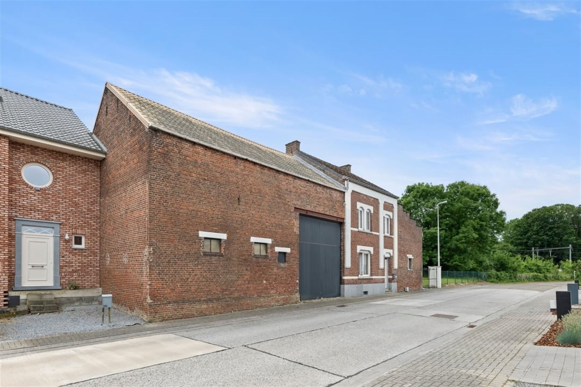 TE RENOVEREN GEZINSWONING MET LOODS IN HET LANDELIJKE GINGELOM  foto 5