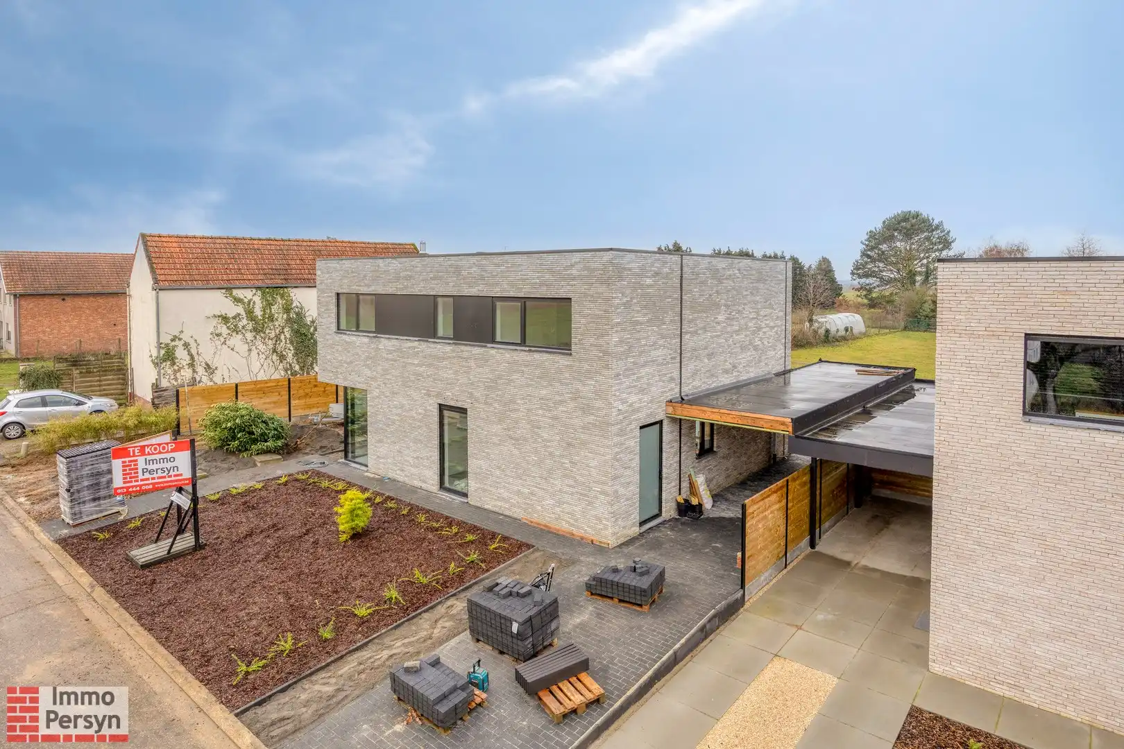 Ruime nieuwbouwwoning met 3 slaapkamers en carport foto {{pictureIndex}}