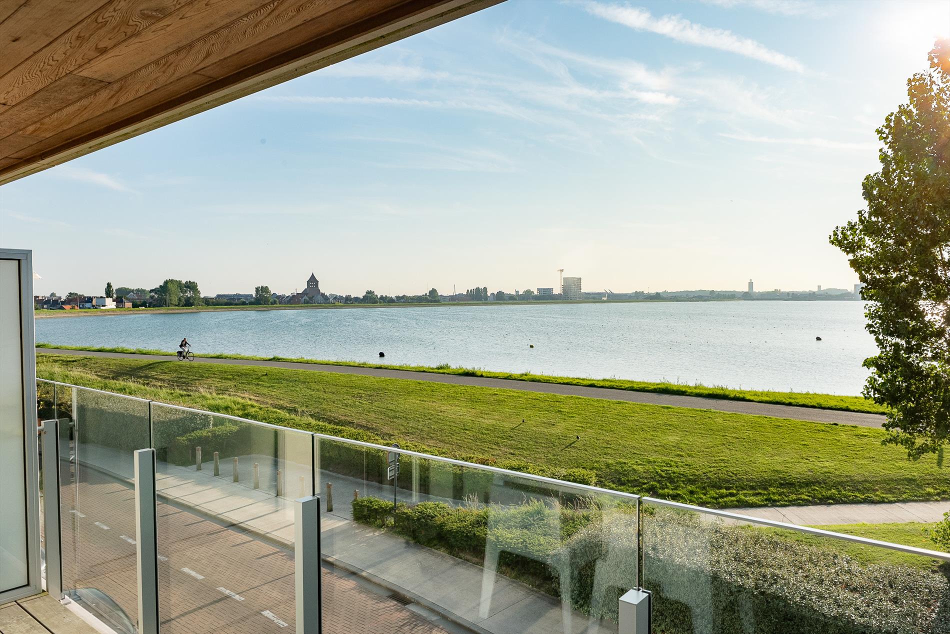Luxueus 2-slaapkamer appartement met zonneterrassen en prachtig open zicht op de Spuikom te Bredene! foto {{pictureIndex}}