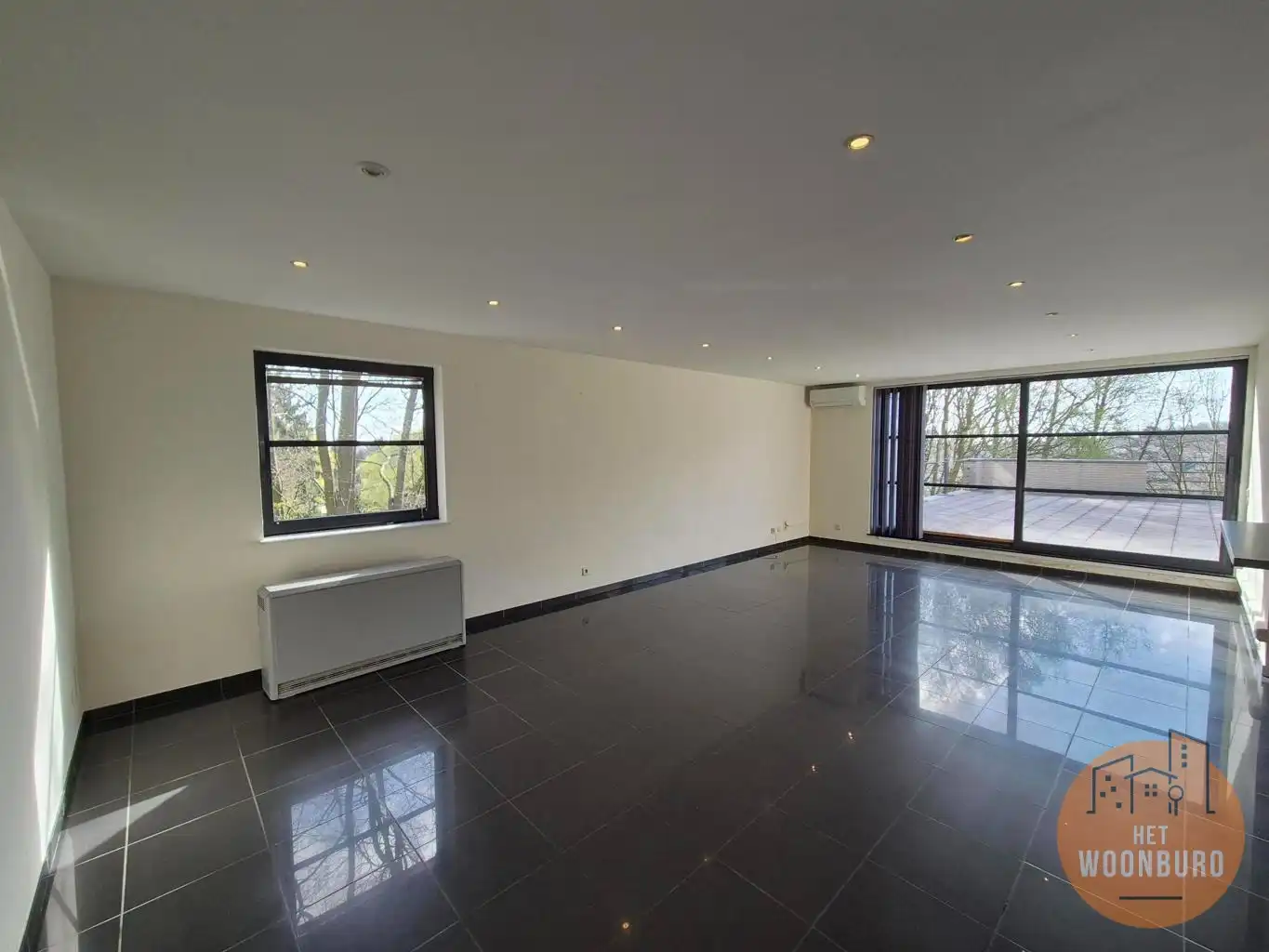 Ruim appartement met kelder en 2 autostaanplaatsen foto 6