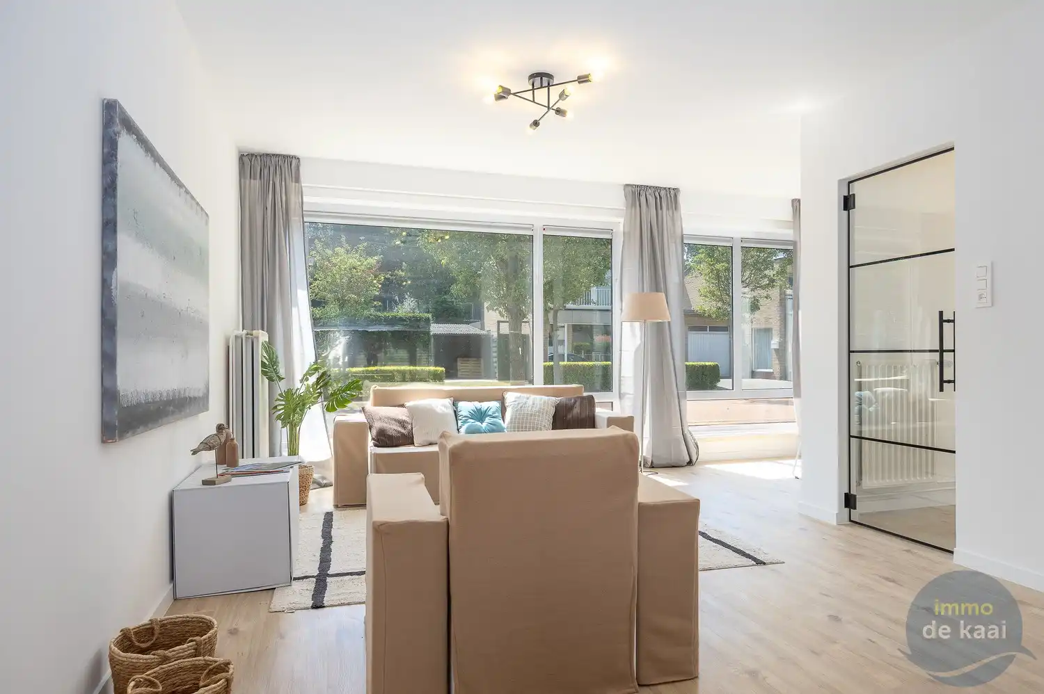 Instapklare woning met 3 kamers en garage. foto {{pictureIndex}}