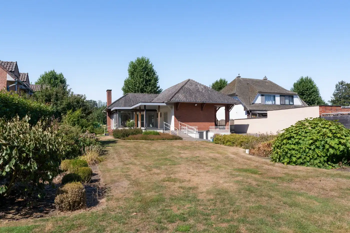 Vrijstaande laagbouwwoning met 3 slpk., garage en prachtige tuin foto 27