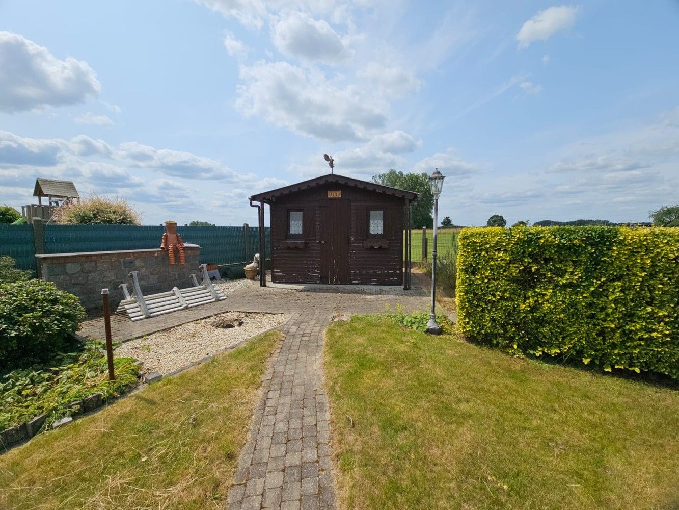 Volledig onderkelderde villa met zongerichte tuin foto 4