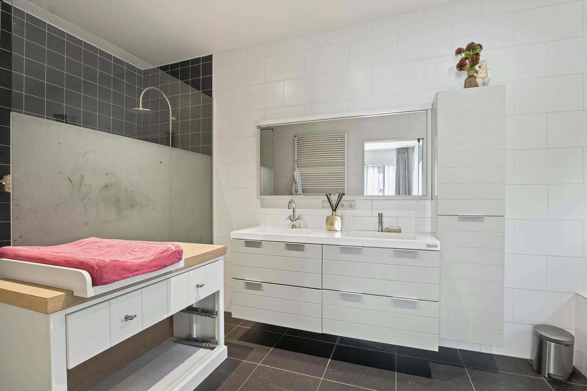 Luxe villa met exclusieve tuin en magazijn in KMO-zone foto 16